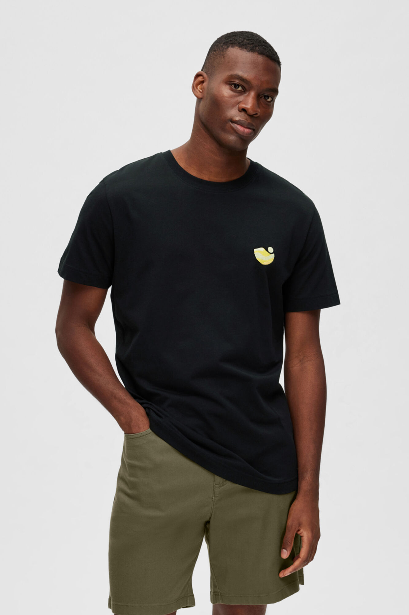 Camiseta de algodão orgânico com detalhes bordados - Preta