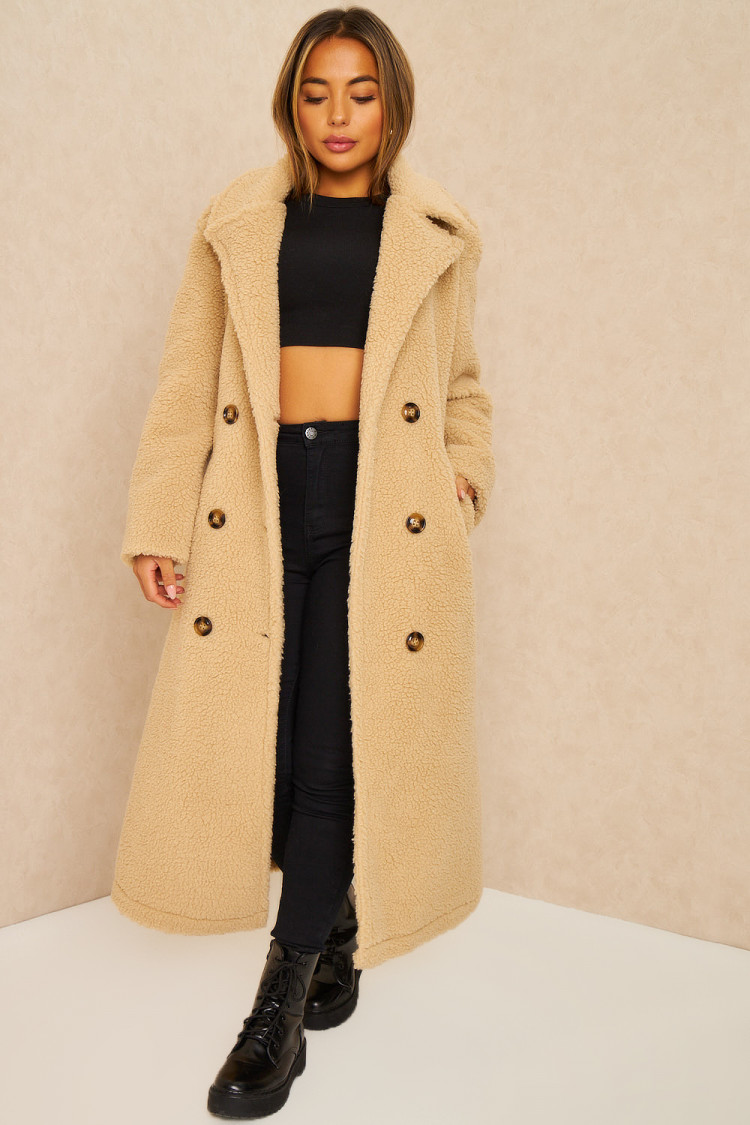 Manteau long beige effet peau de mouton ceinturé