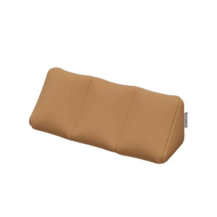 OUT Objekte unserer Tage - Henn Prism Kissen, 50 x 19 x 19 cm, cognac (Haku 0351 by Kvadrat)