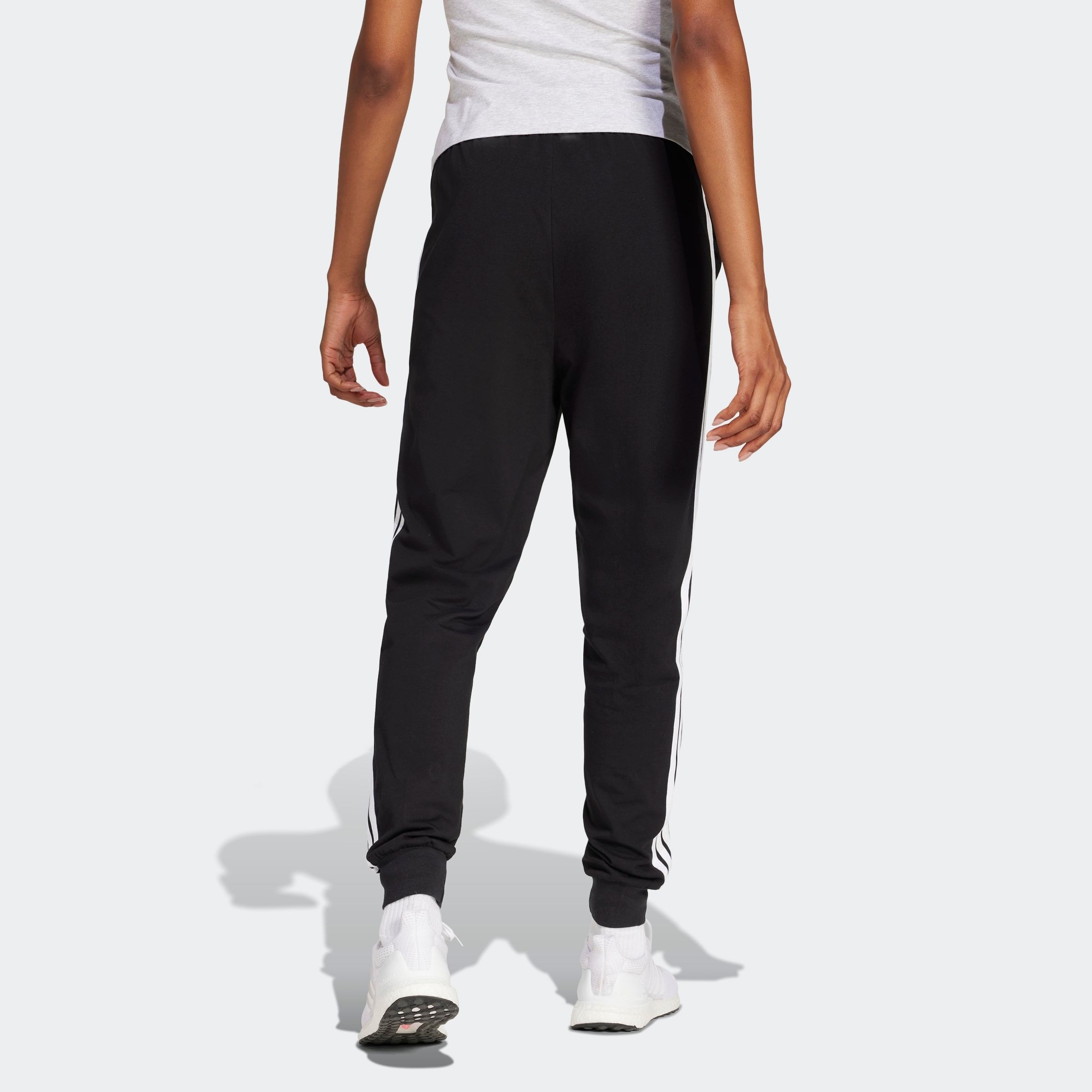 adidas Sportswear Sporthose »ESSENTIALS 3-STREIFEN«  Lässig geschnitten, hoher Bund, schmal zulaufende Beinform