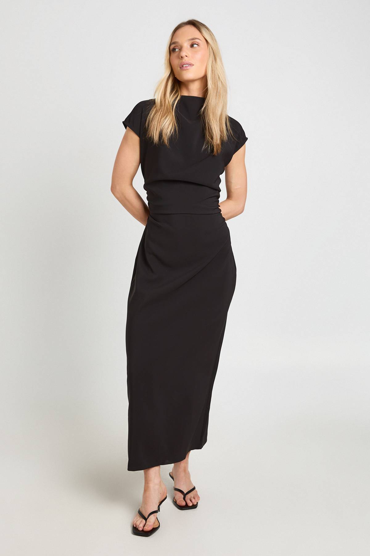 boohoo Robe Mi-longue Petite Taille Dos Ouvert Avec Taille Froncée