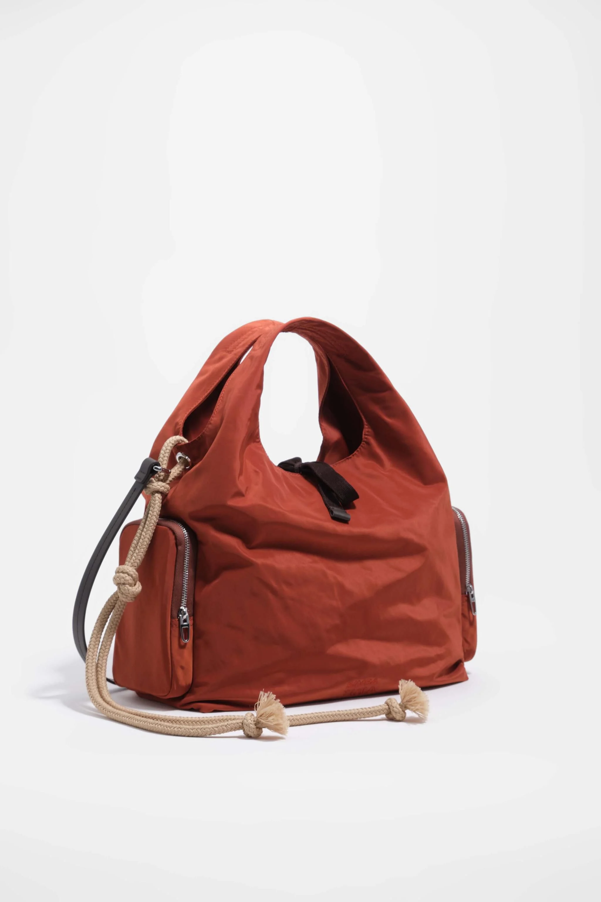 Bolsa de mão média em náilon cor ferrugem