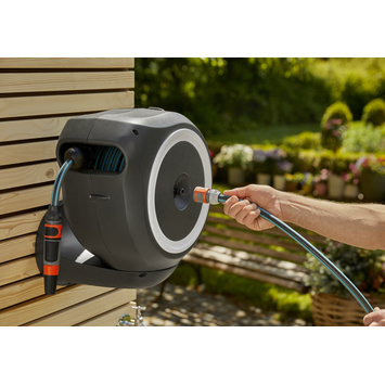 Gardena wandslangenbox Roll Up 15 meter grijs/wit incl. tuinspuit
