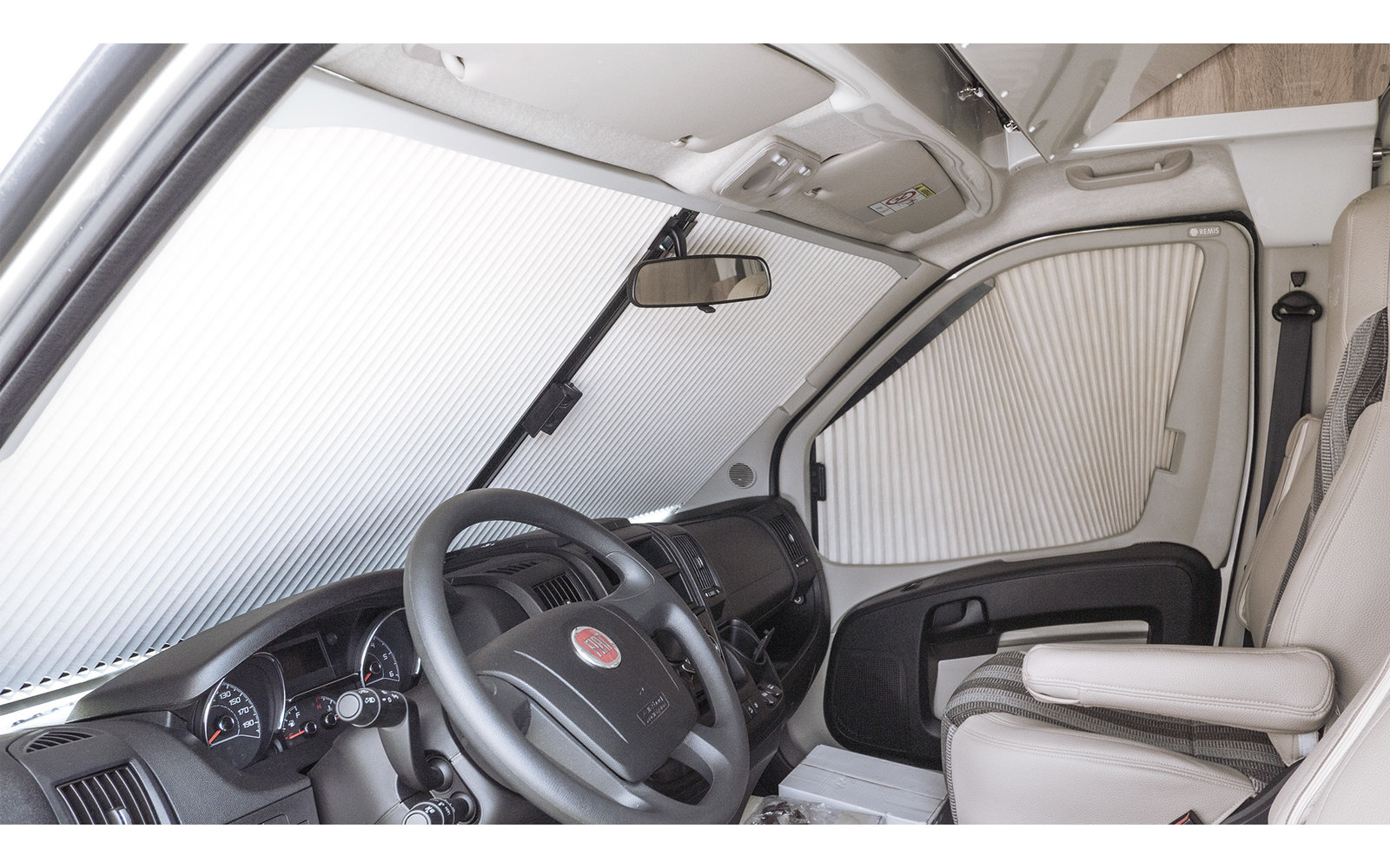 Remis Fahrerhausverdunkelung REMIfront IV Frontscheibe (Links- und Rechtslenker / ohne Sensoren) für Fiat Ducato (Modell X290) ab 2014