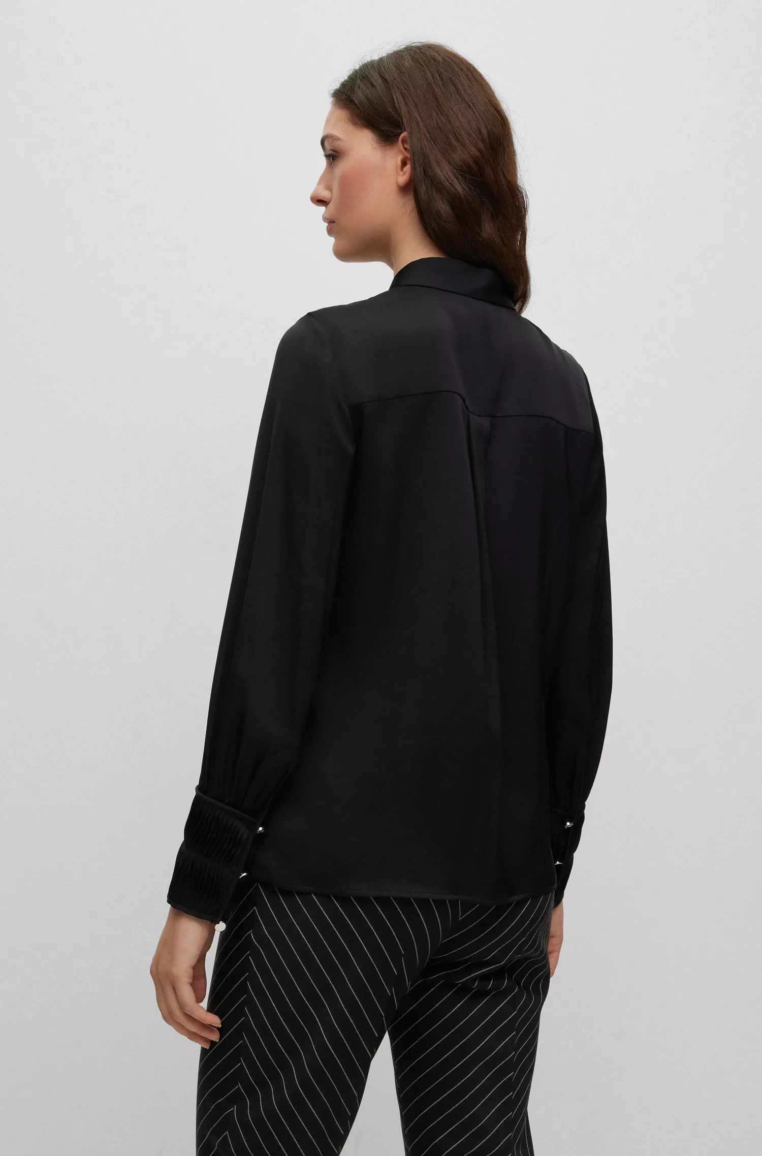 Blusa BOSS preta de corte regular em crepe de seda elástica da China.