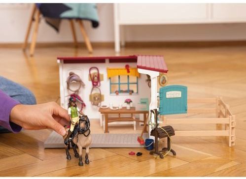 Schleich - HORSE CLUB - Zadelkamer - Beweegbaar Figuurtje - Afneembaar Zadel & Hoofdstel - Paarden Speelgoed