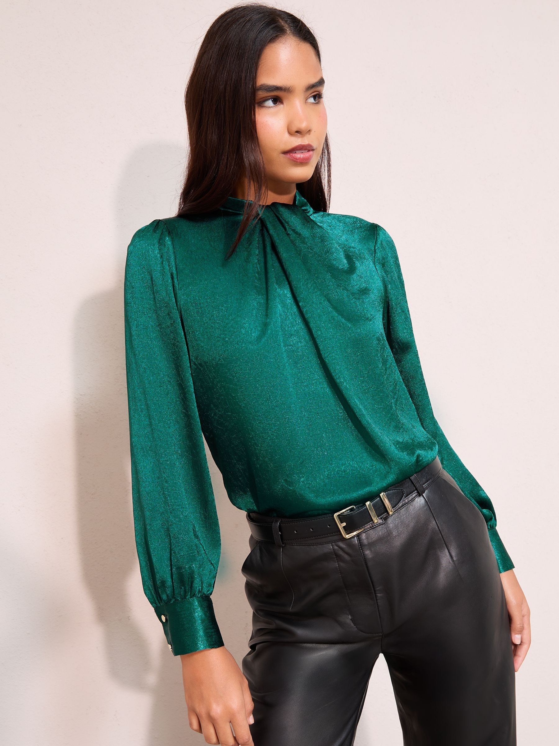 Blauwgroen - Friends Like These - Gecrushte satijnen blouse met gedraaide hals en lange mouwen
