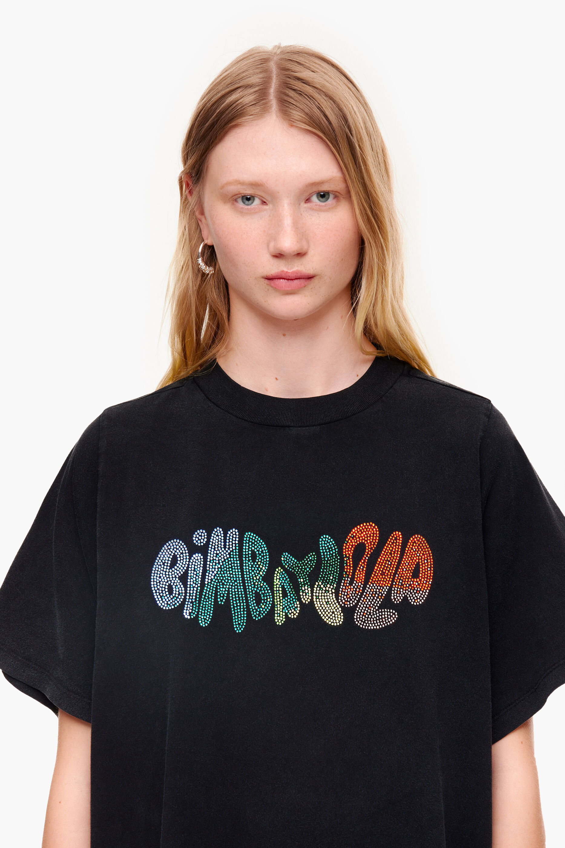 Camiseta preta fluida com logo