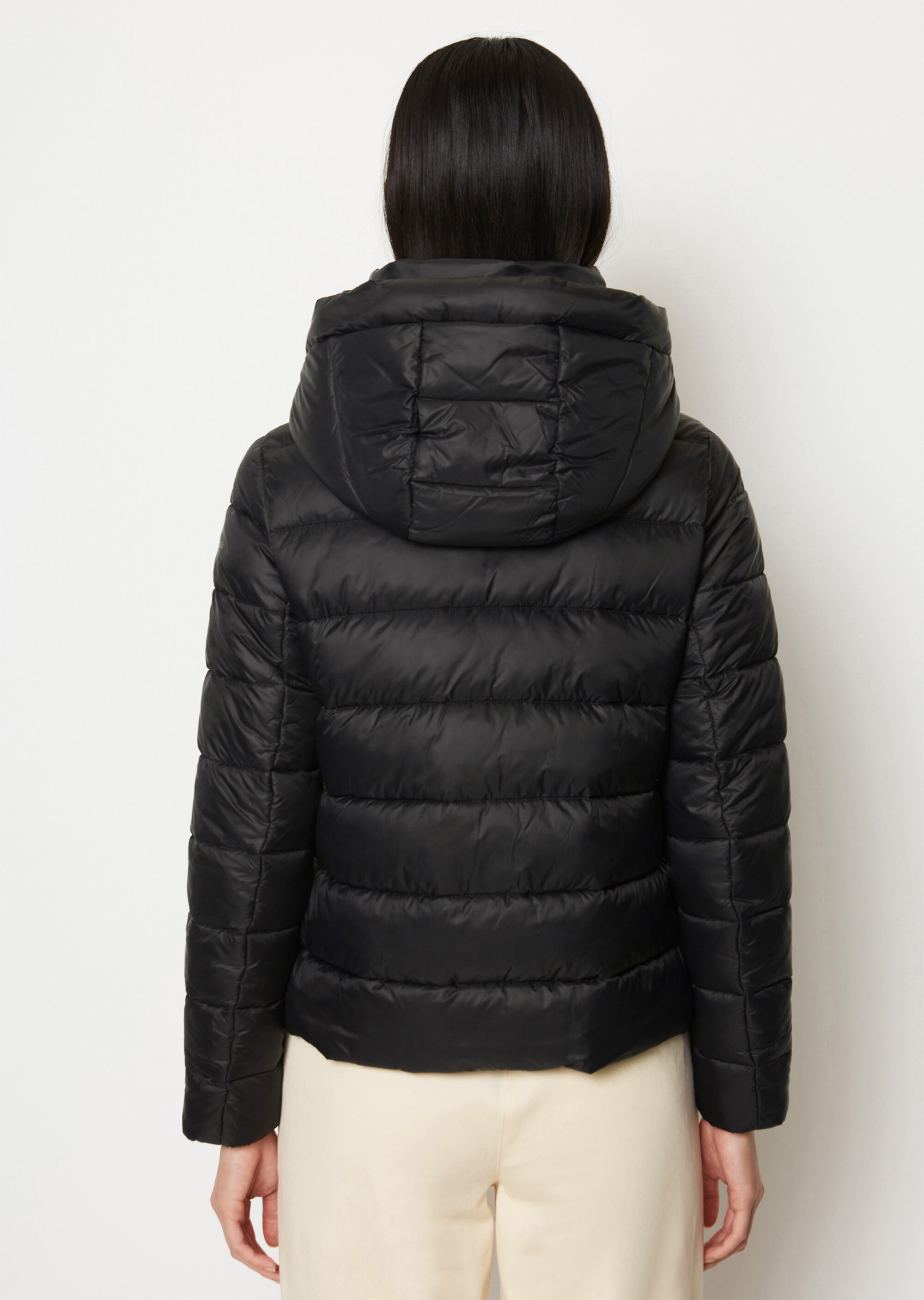 Leichte Kapuzen-Steppjacke regularaus recycelten Materialien