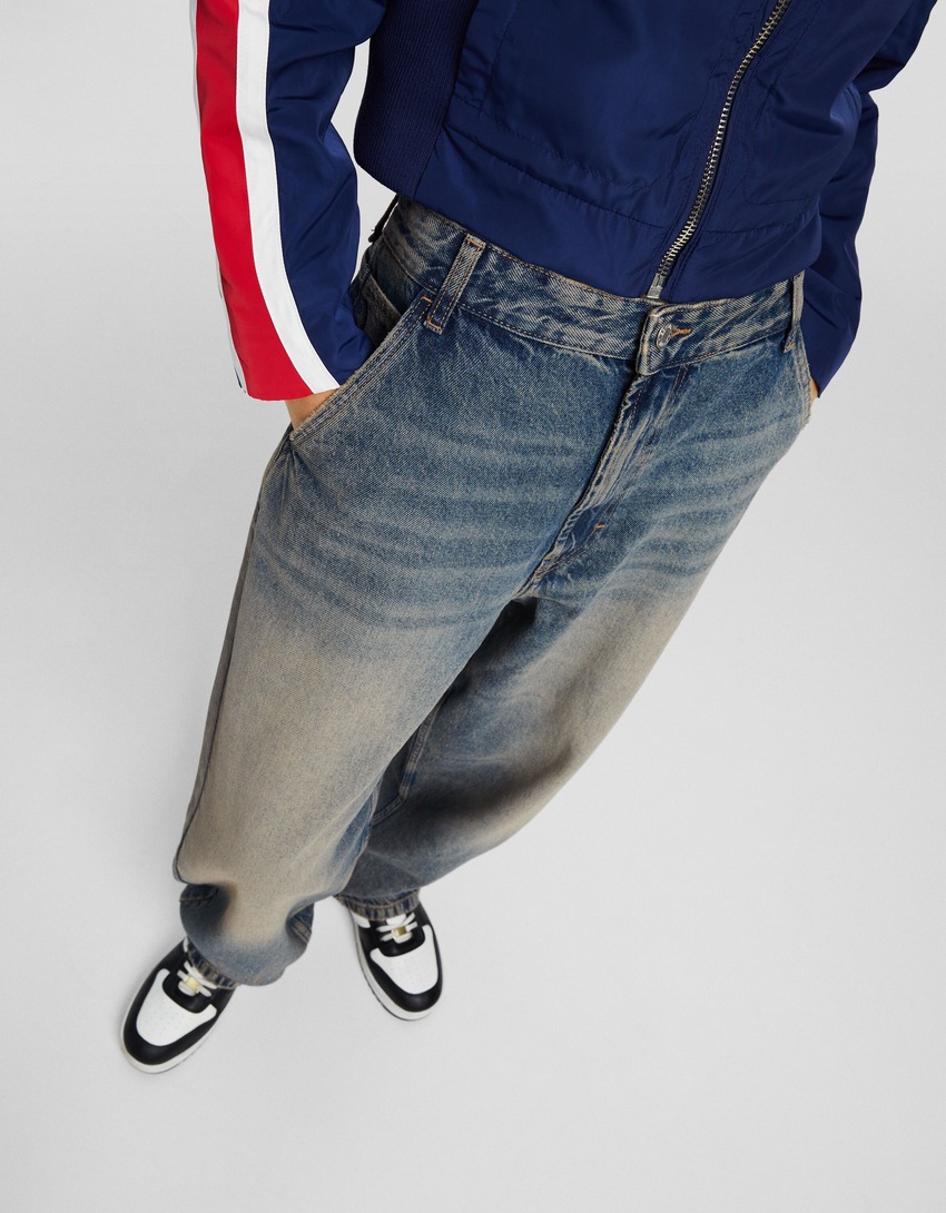 calça jeans estilo skater com efeito desbotado