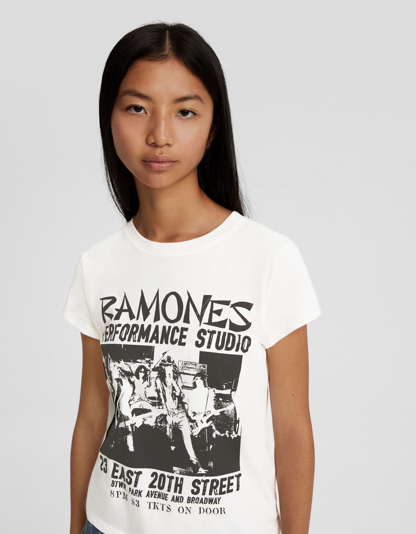 Camiseta de manga curta com estampa dos Ramones