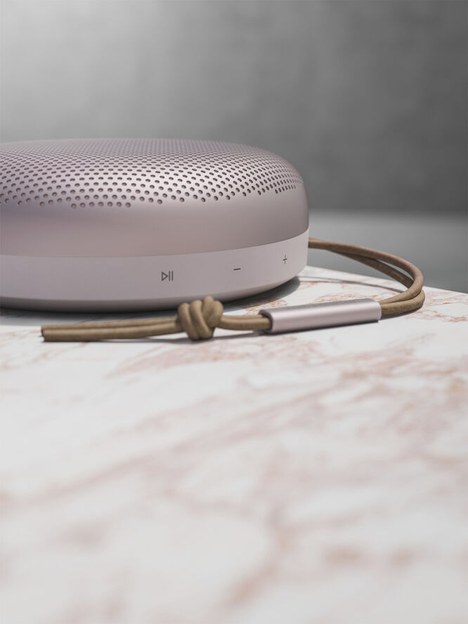 Bang & Olufsen Beosound A1 2nd Gen. Bluetooth højttaler Lyserød