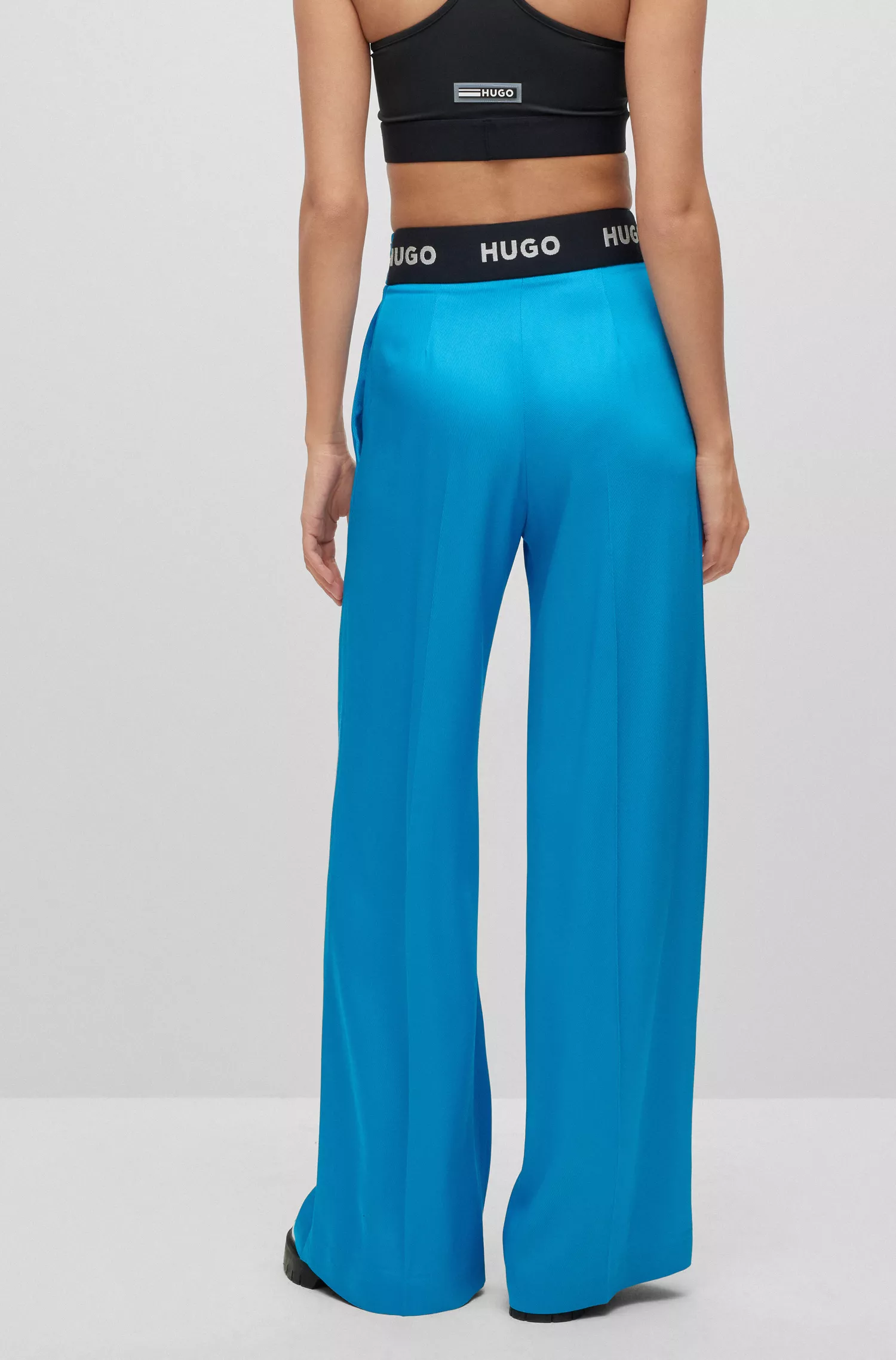 Calça HUGO vermelha, de pernas largas e corte relaxado, com cós traseiro com logotipo.