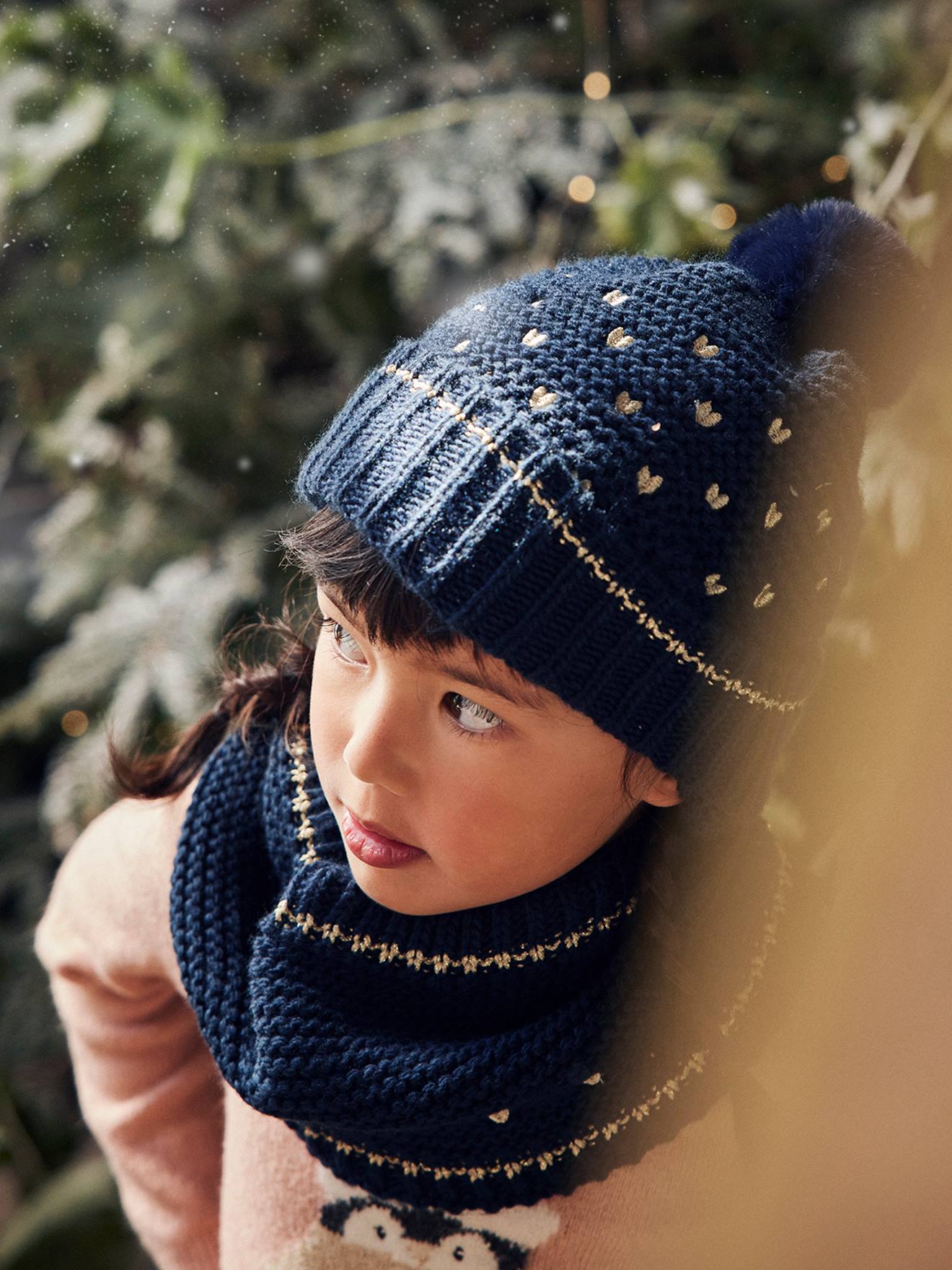 Conjunto de gorro, cachecol e luvas com estampa de corações em azul escuro, para meninas.