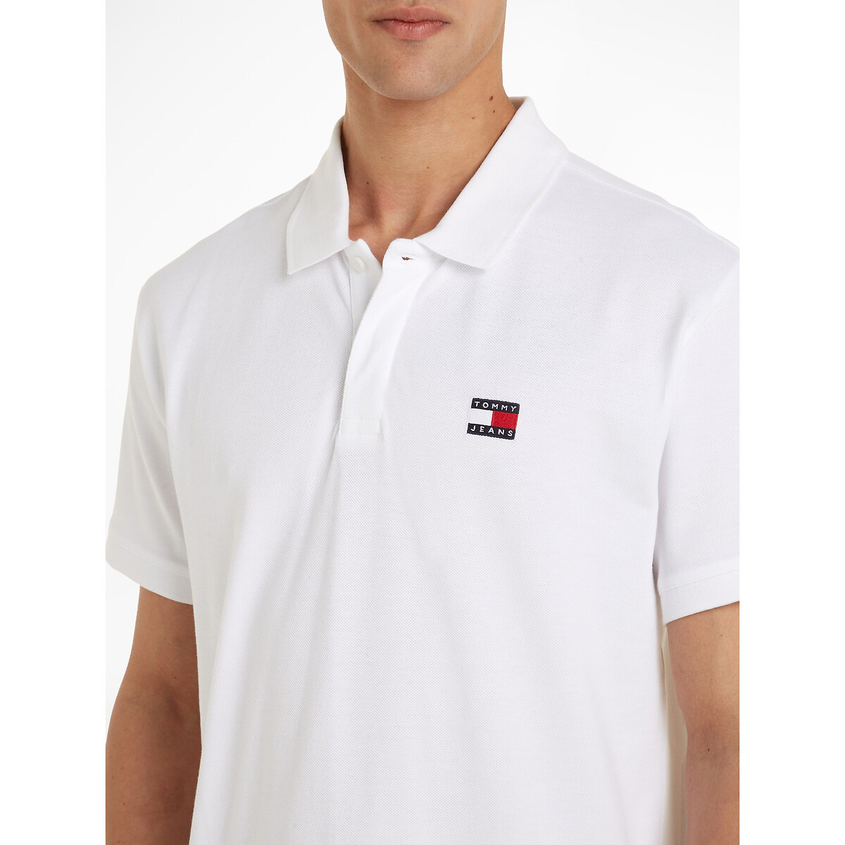 TOMMY JEANS<br>Polo reta com logo de distintivo