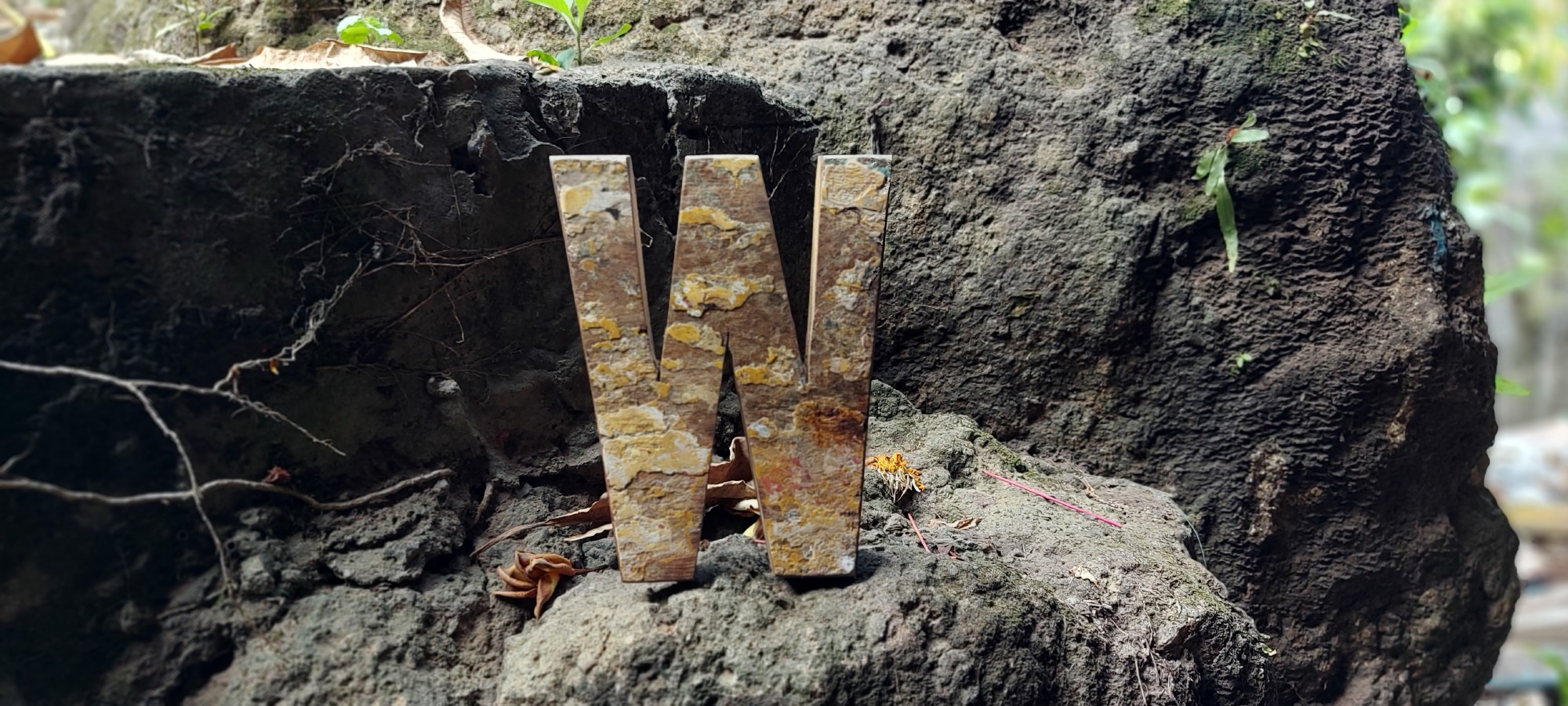 Holzbuchstabe 'W', mehrfarbig, T 2,5 cm, B 13 cm, H 19 cm von fischer's lagerhaus