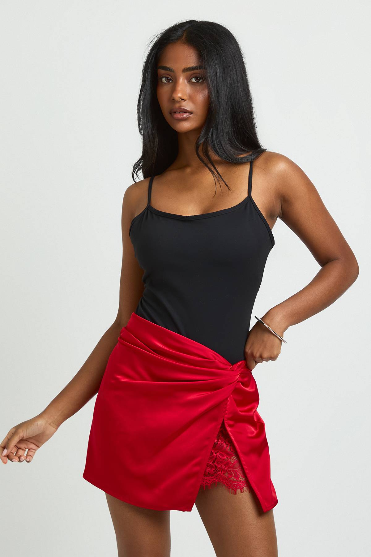 boohoo Mini-jupe en Satin avec Insertion de Dentelle