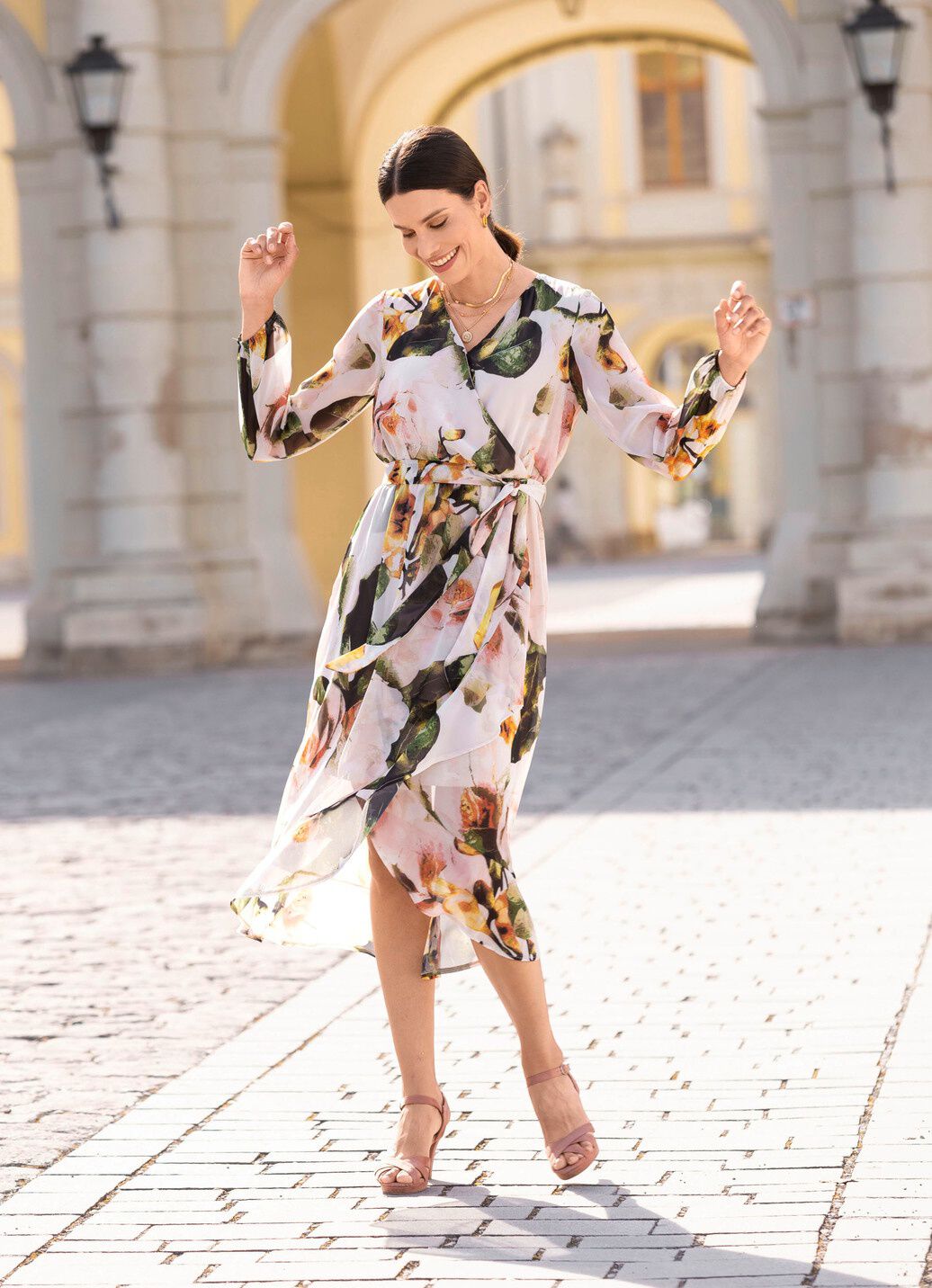 Kleid mit Bindegürtel