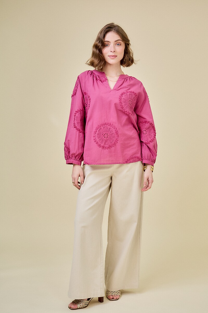 ATÉ BREVE<br>Blusa bordada com decote em V e mangas compridas
