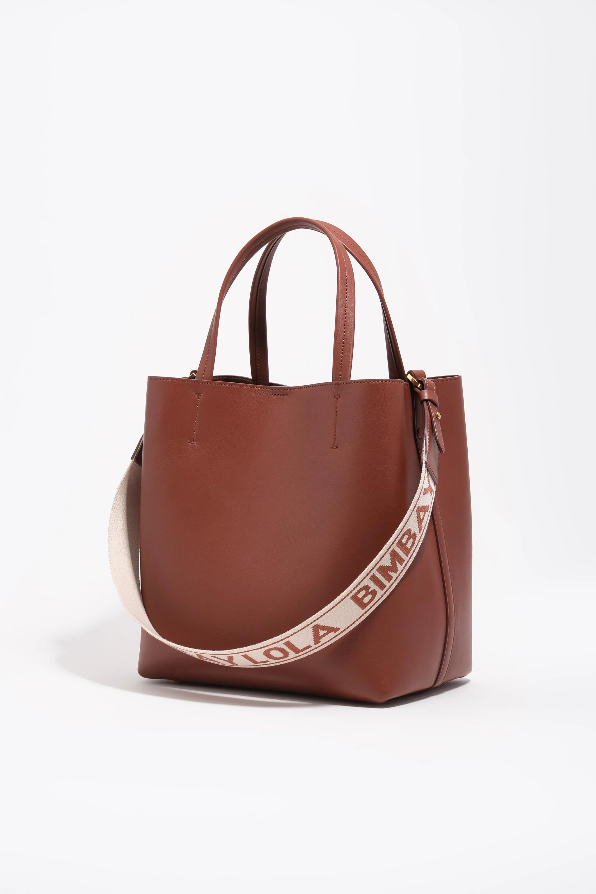 Bolsa grande de couro cor de nogueira com estampa de Chihuahua.