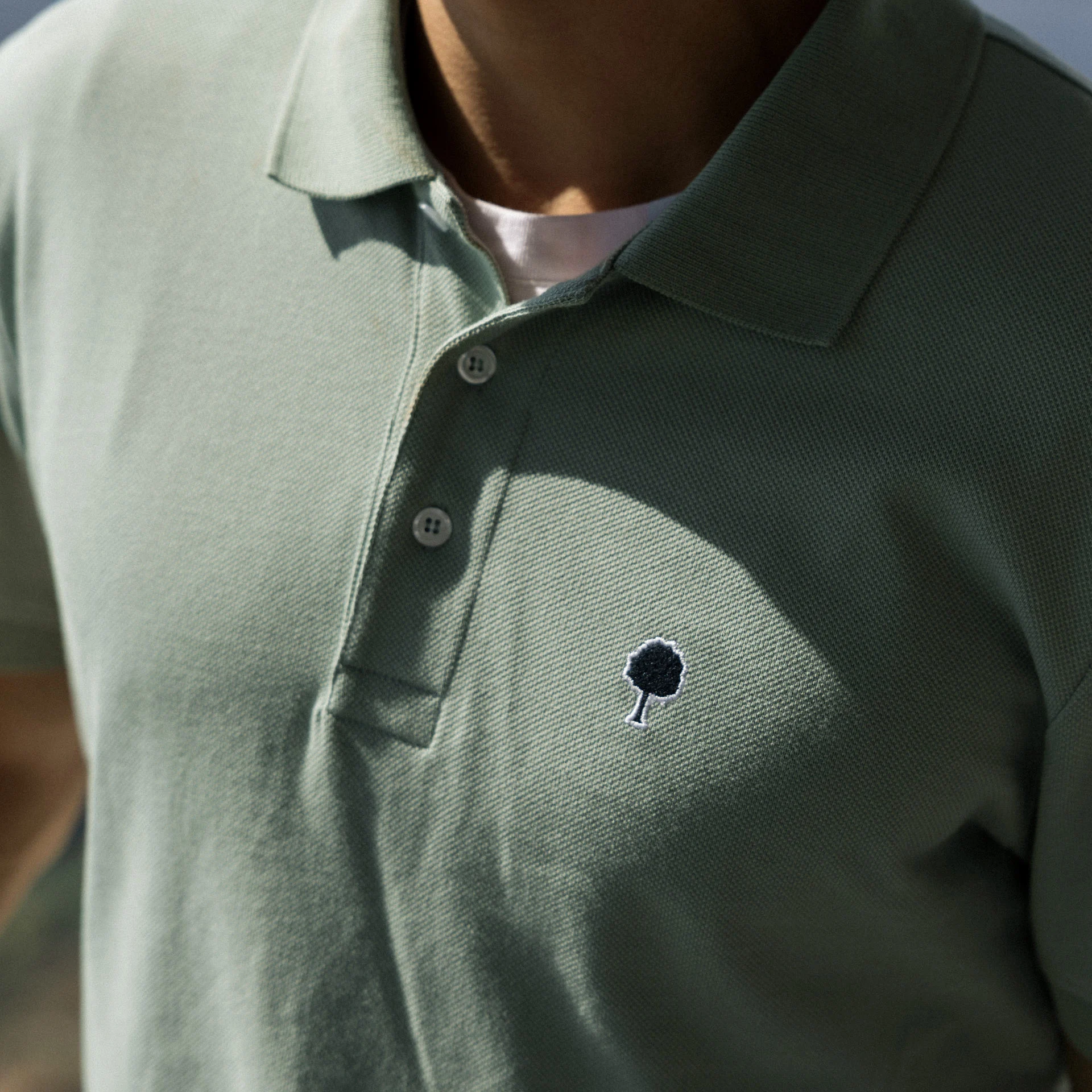 Polo vert clair broderie arbre coton et coton recyclé - modèle lumigny