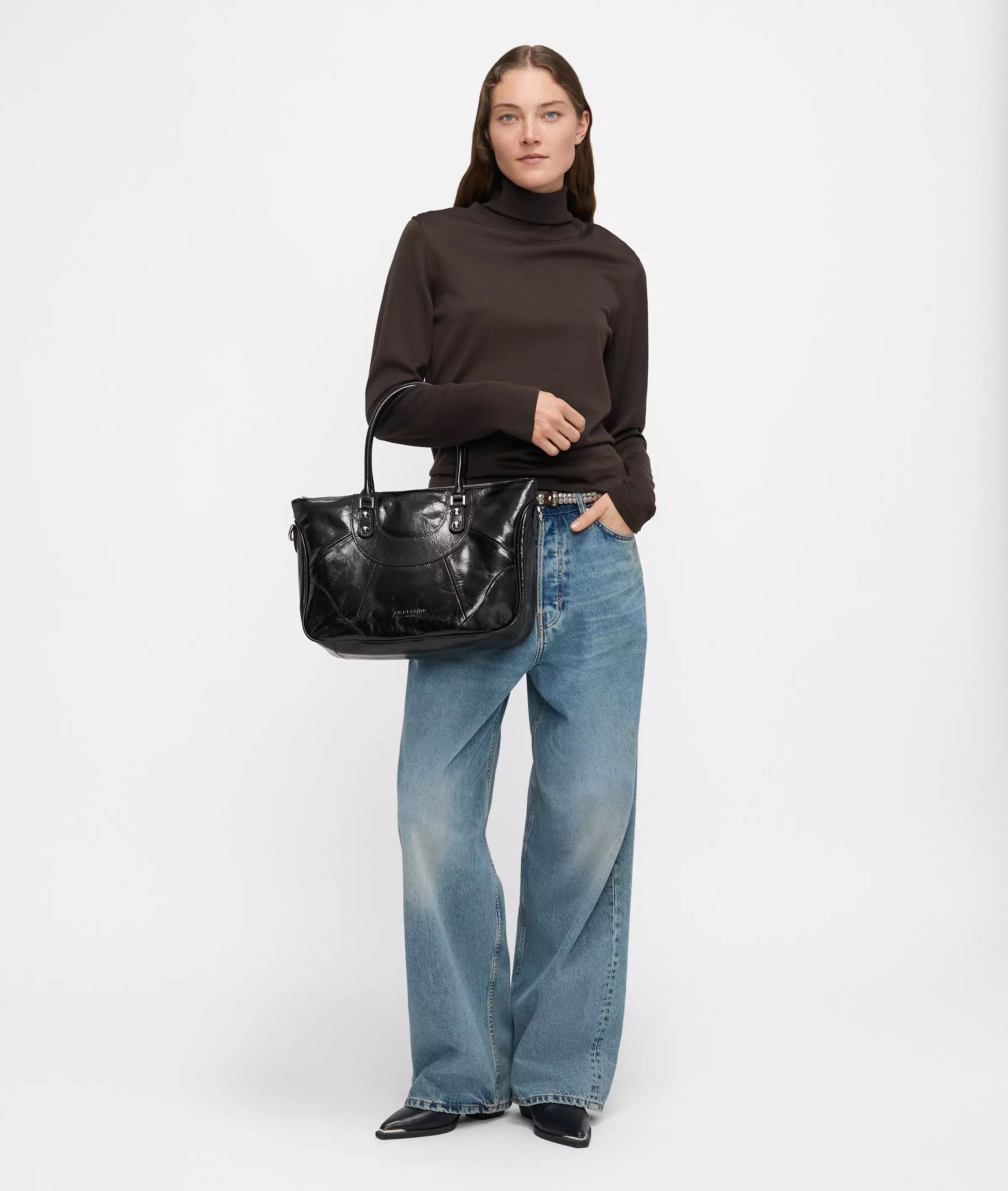 Satchel Spacious bag with glossy finish