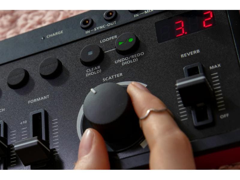 Roland Synthesizer AIRA E-4 Voice Tweaker Synthesizer mit fortschrittlichen Gesangseffekten