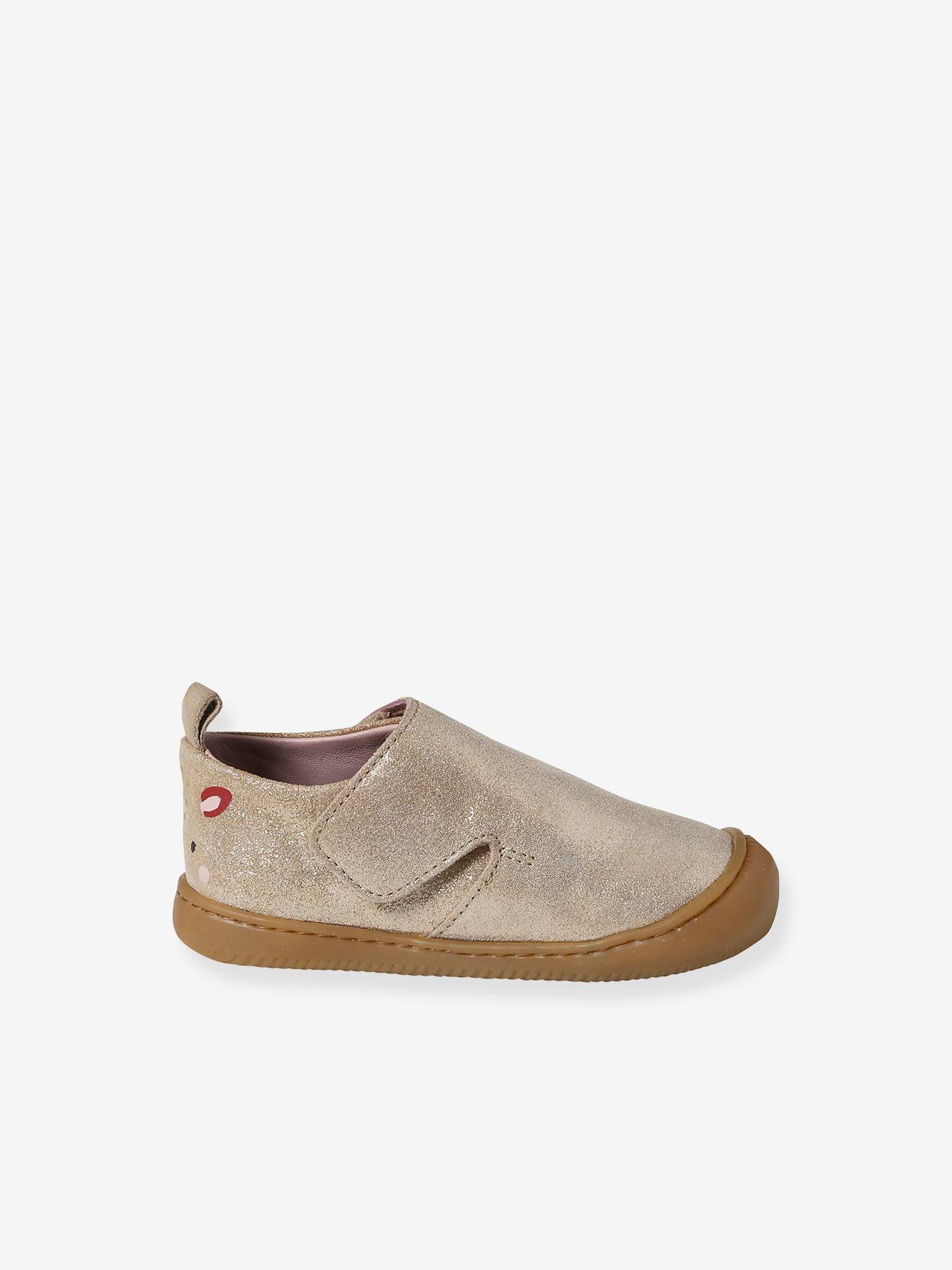 Sapatinhos de bebê flexíveis em couro com fecho de velcro, dourados.