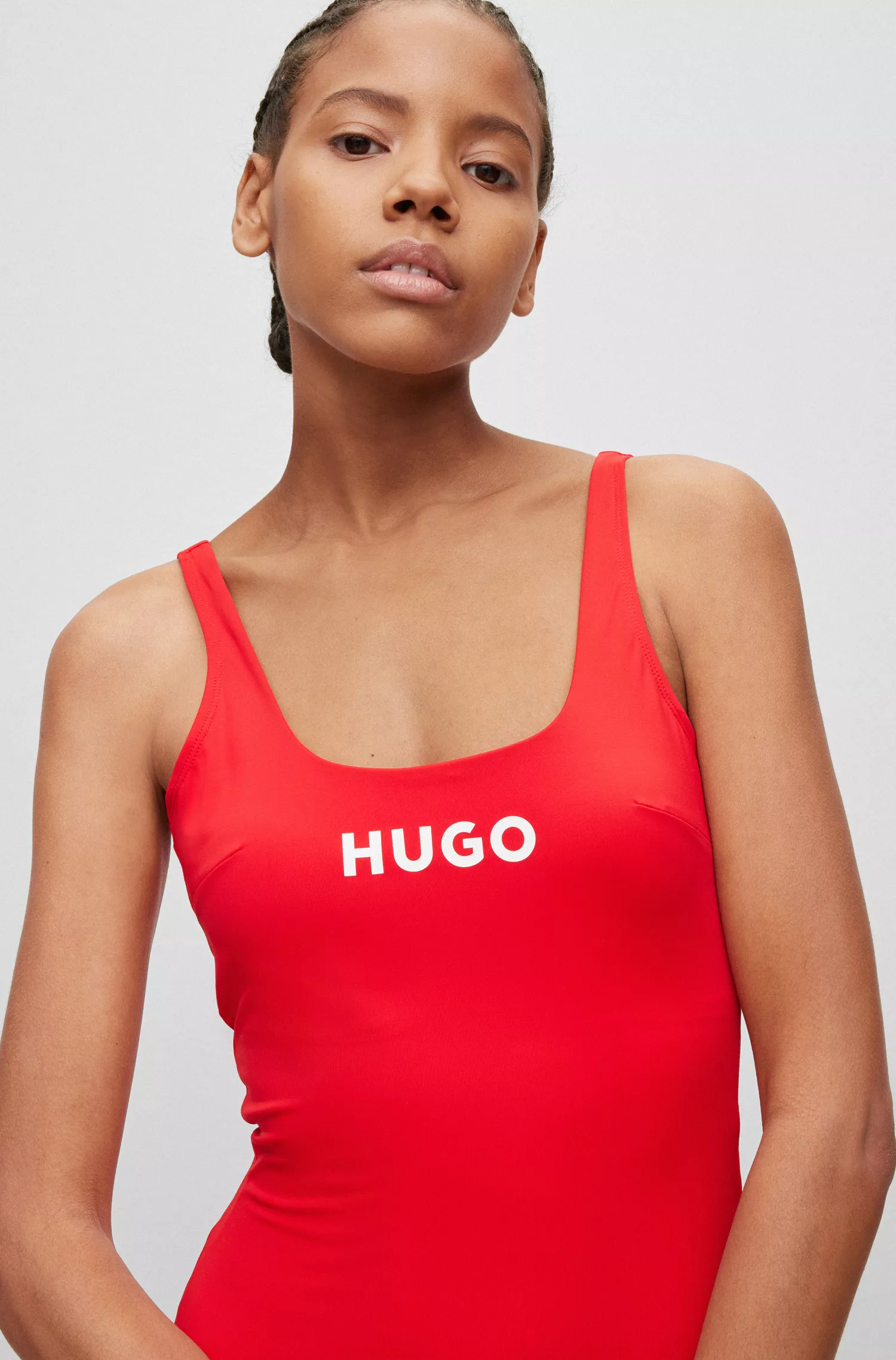 Maiô HUGO vermelho super elástico com logotipo contrastante