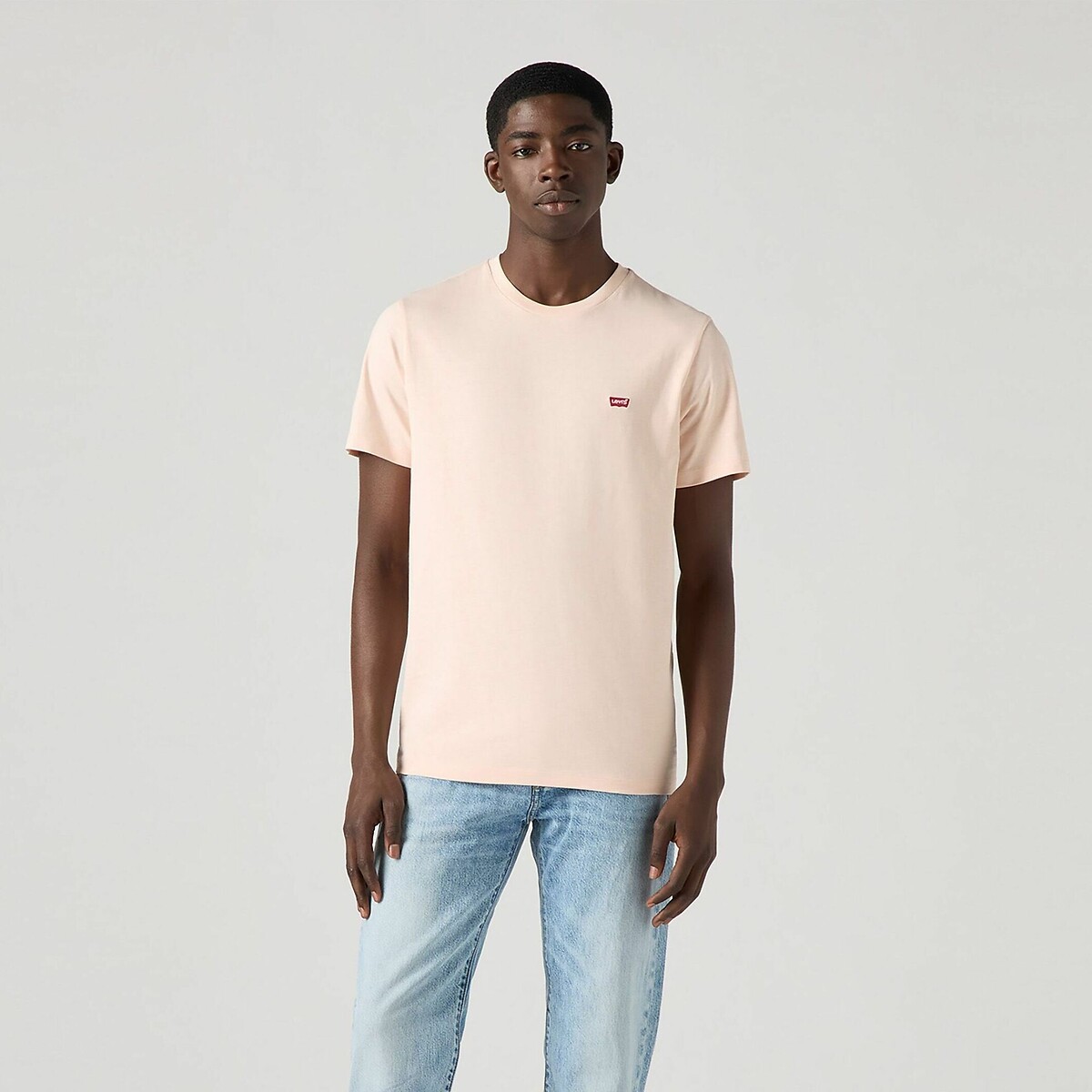 Camiseta LEVI'S com gola redonda e mangas curtas.