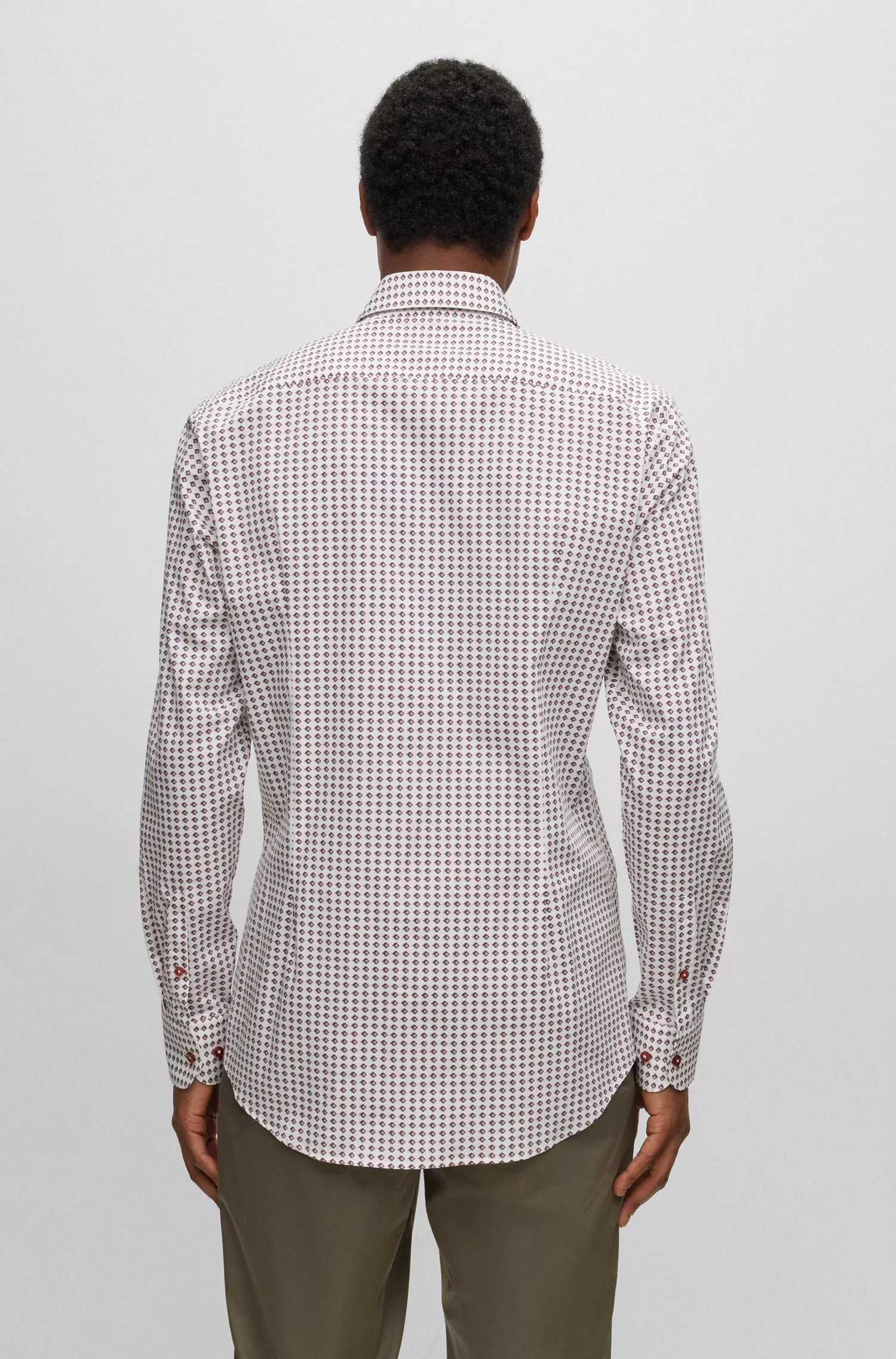 Camisa BOSS preta de corte slim em algodão elástico estampado.