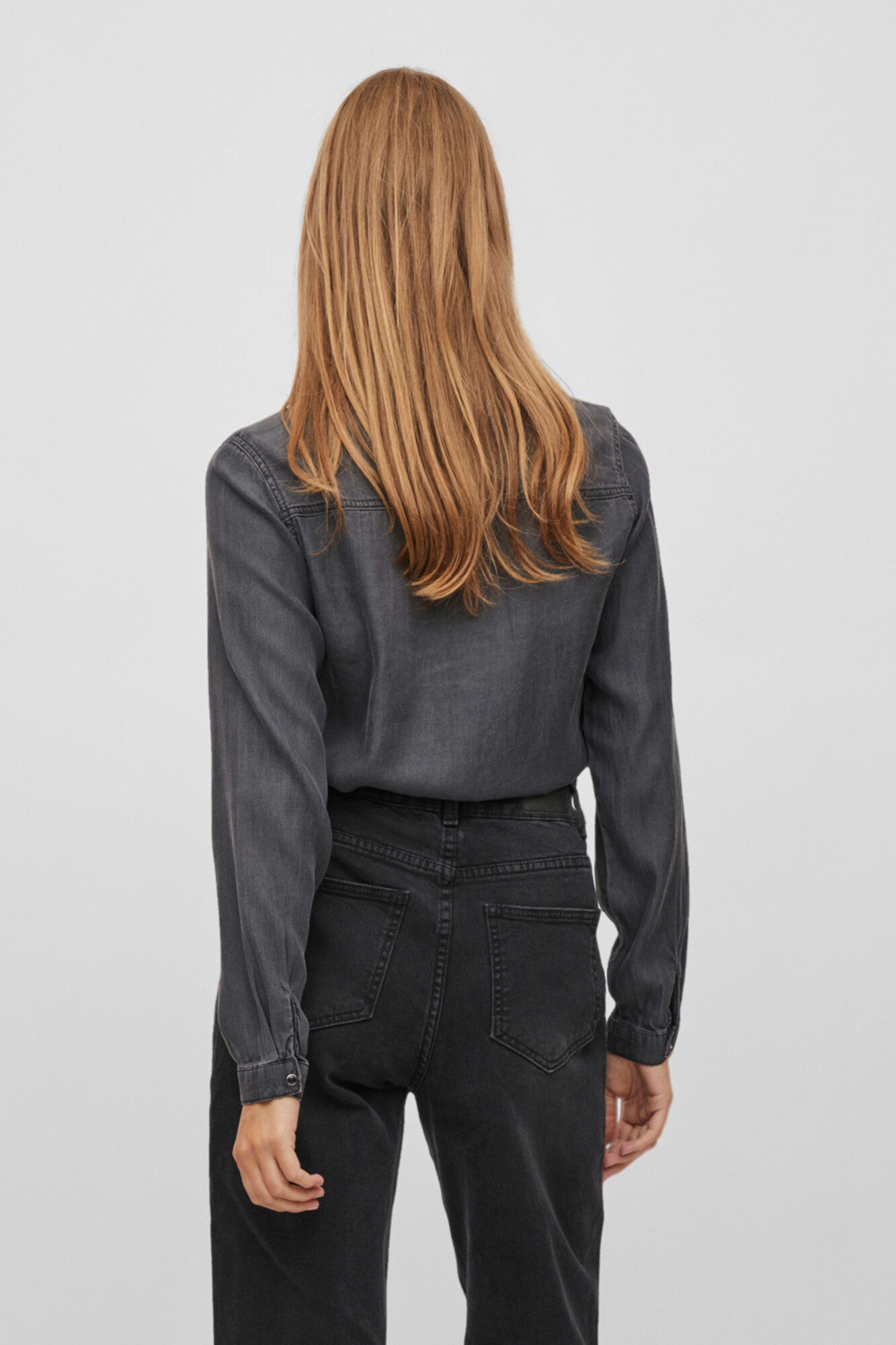 Camisa jeans feminina de manga comprida com bolsos - Preta