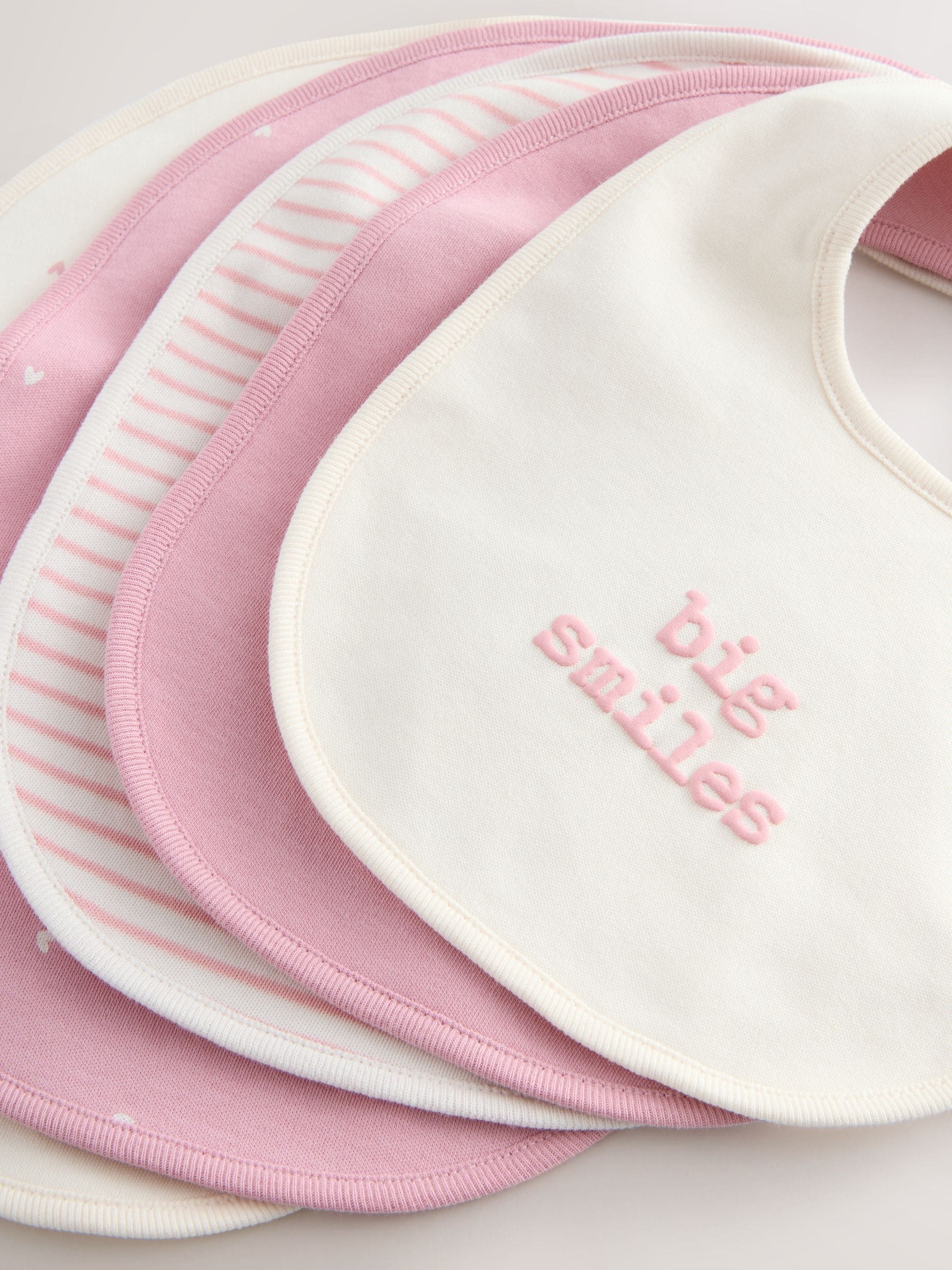 Roze met hartjesprint - Verpakking met 5 babyslabbetjes