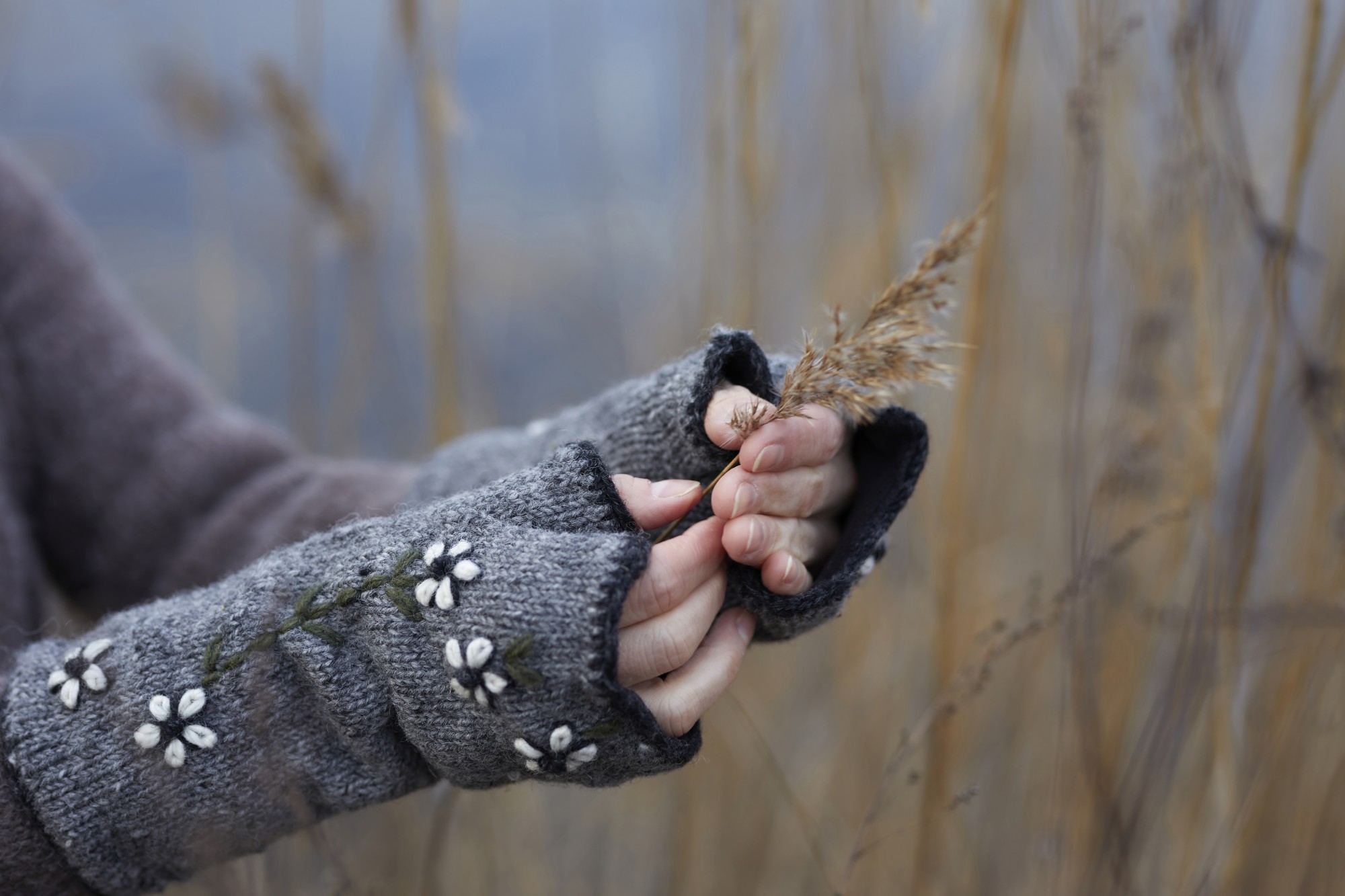 Pulswärmer 'Blumen', grau günstig bestellen