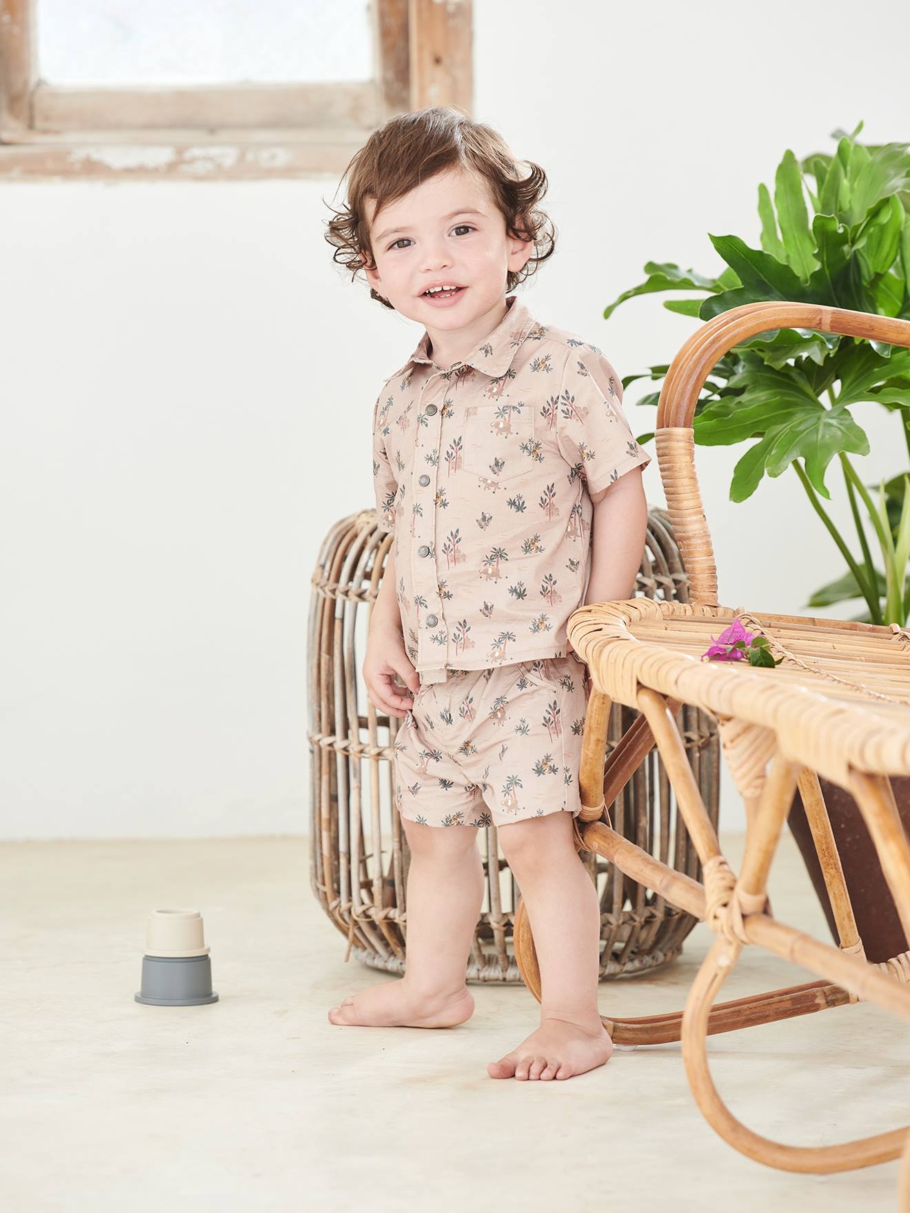 Conjunto de camiseta e shorts bege para bebê com estampa.