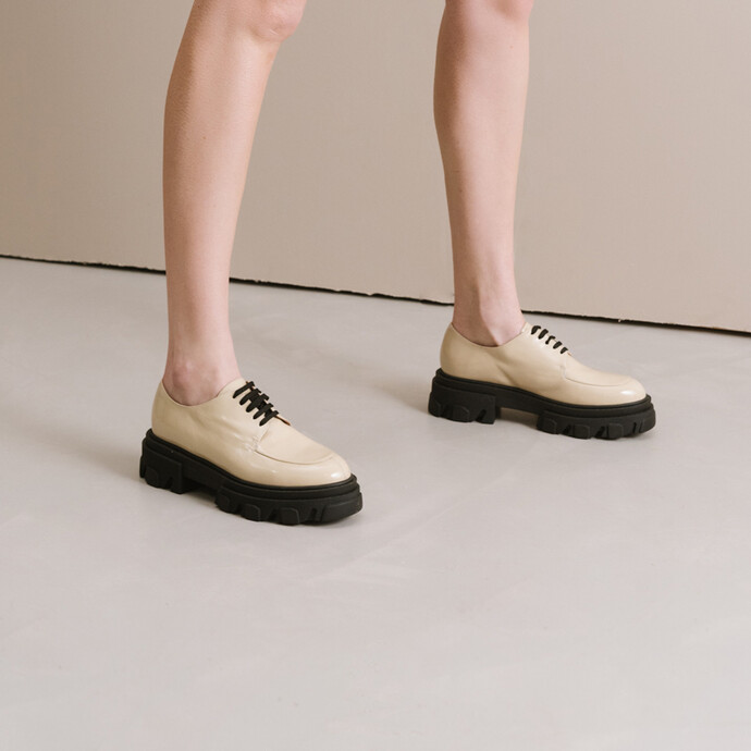Derbies à semelles crantées  en cuir vernis beige