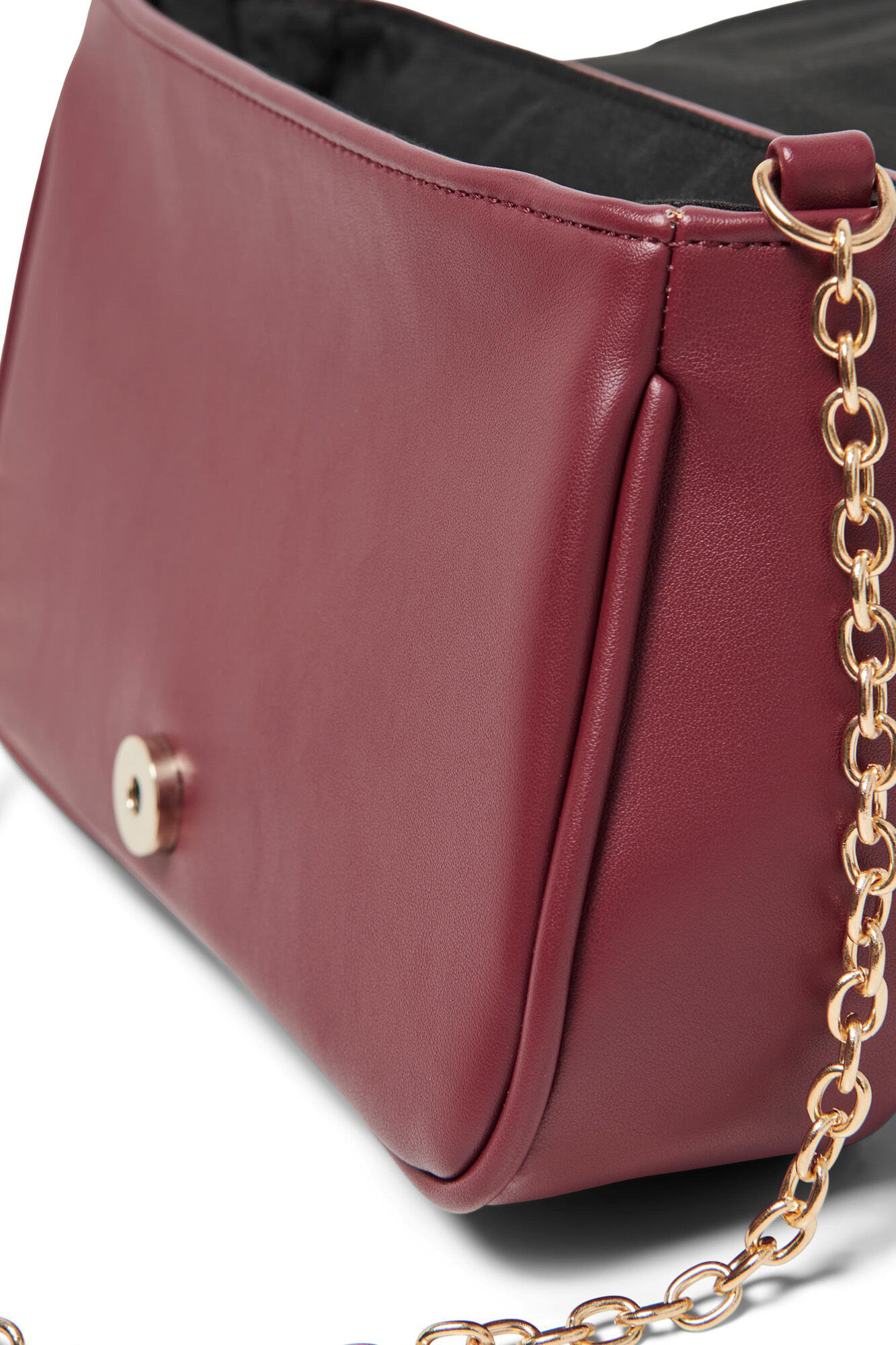 Bolsa pequena com corrente