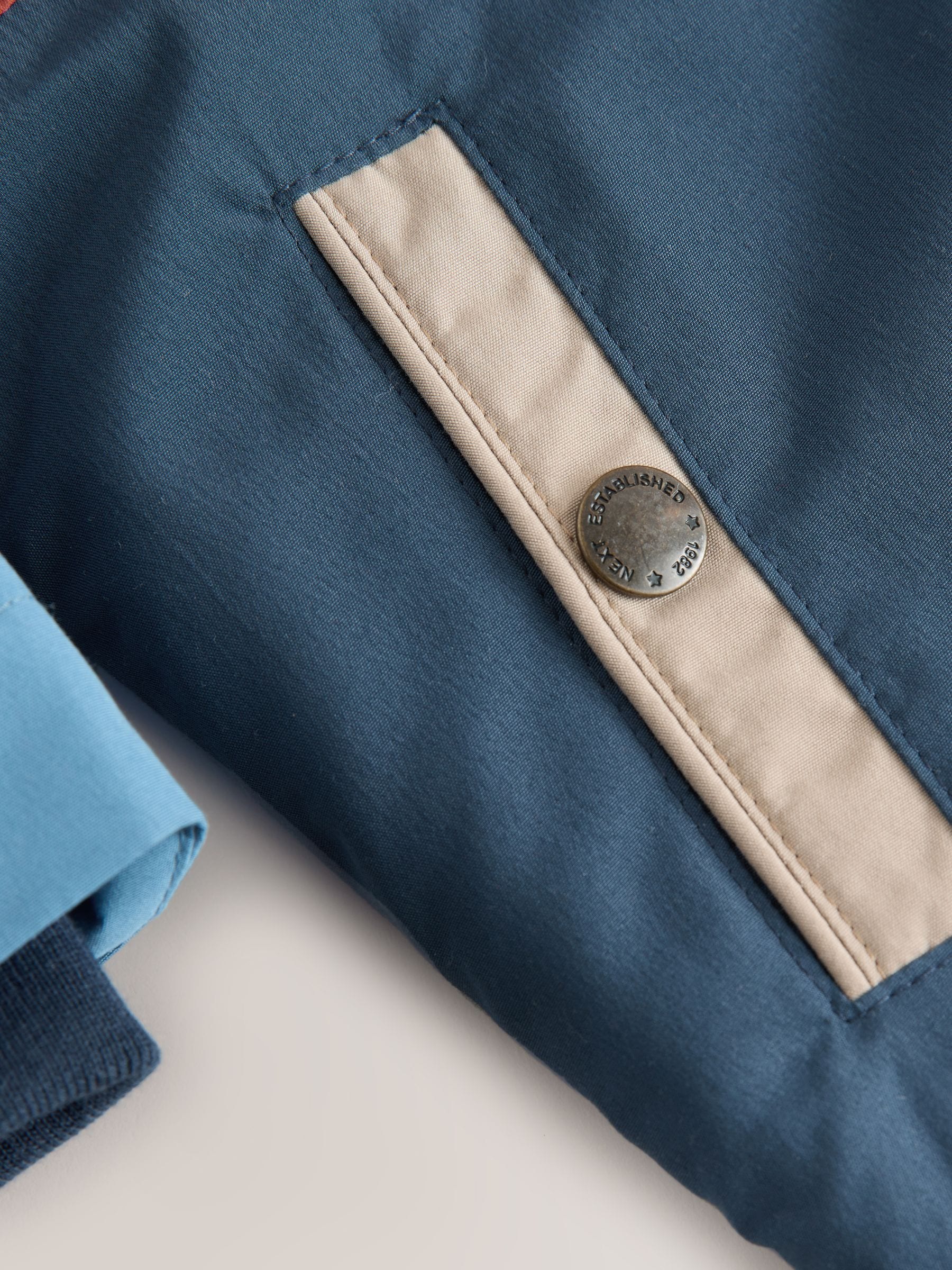 Marineblauw/rood met kleurvlakken - Waterdichte parka met borgvoering (3mnd -7jr)