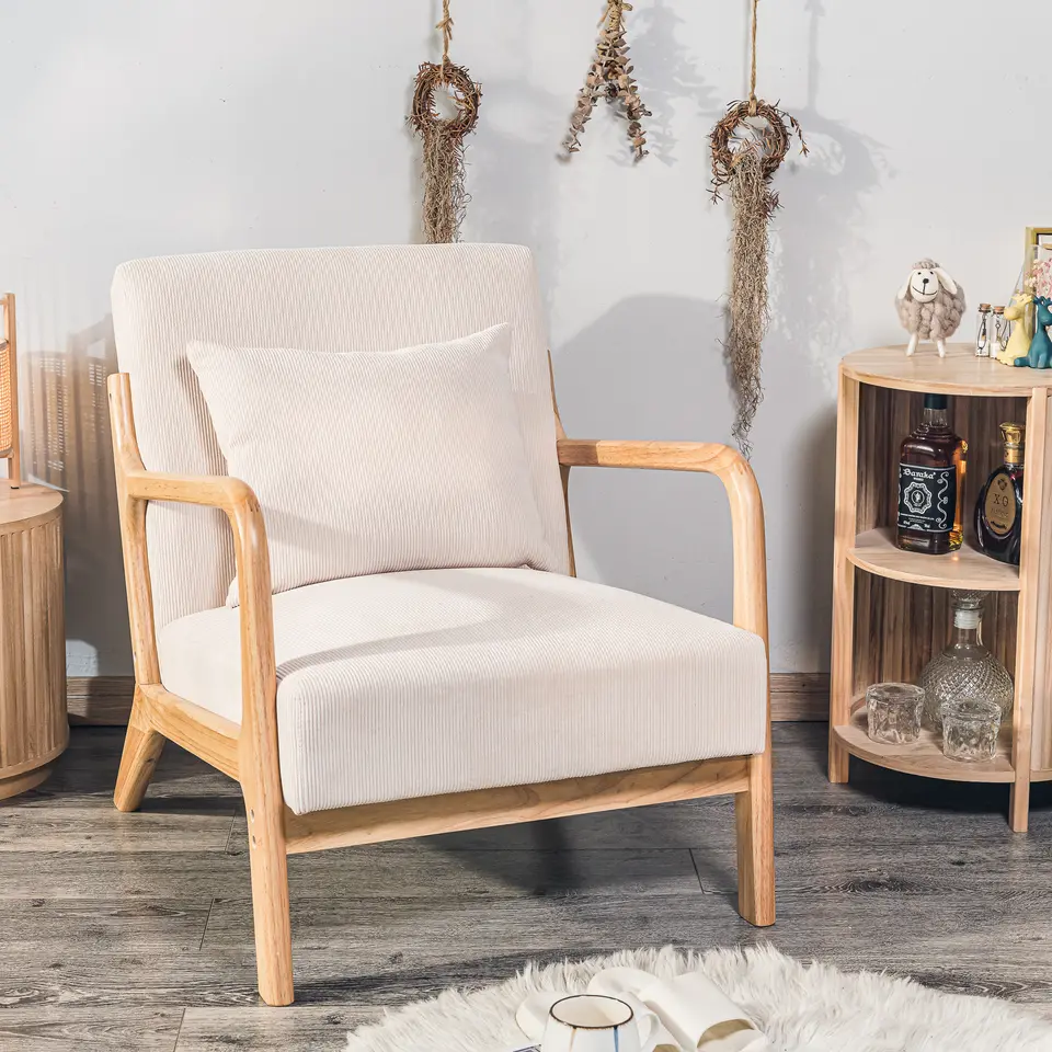 Fauteuil van massief hout en beige stof