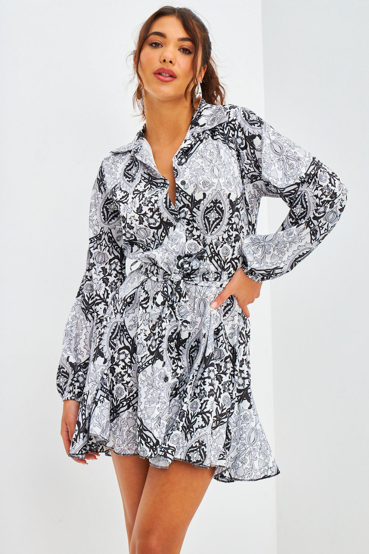 Robe chemise courte satinée noire à motif baroque
