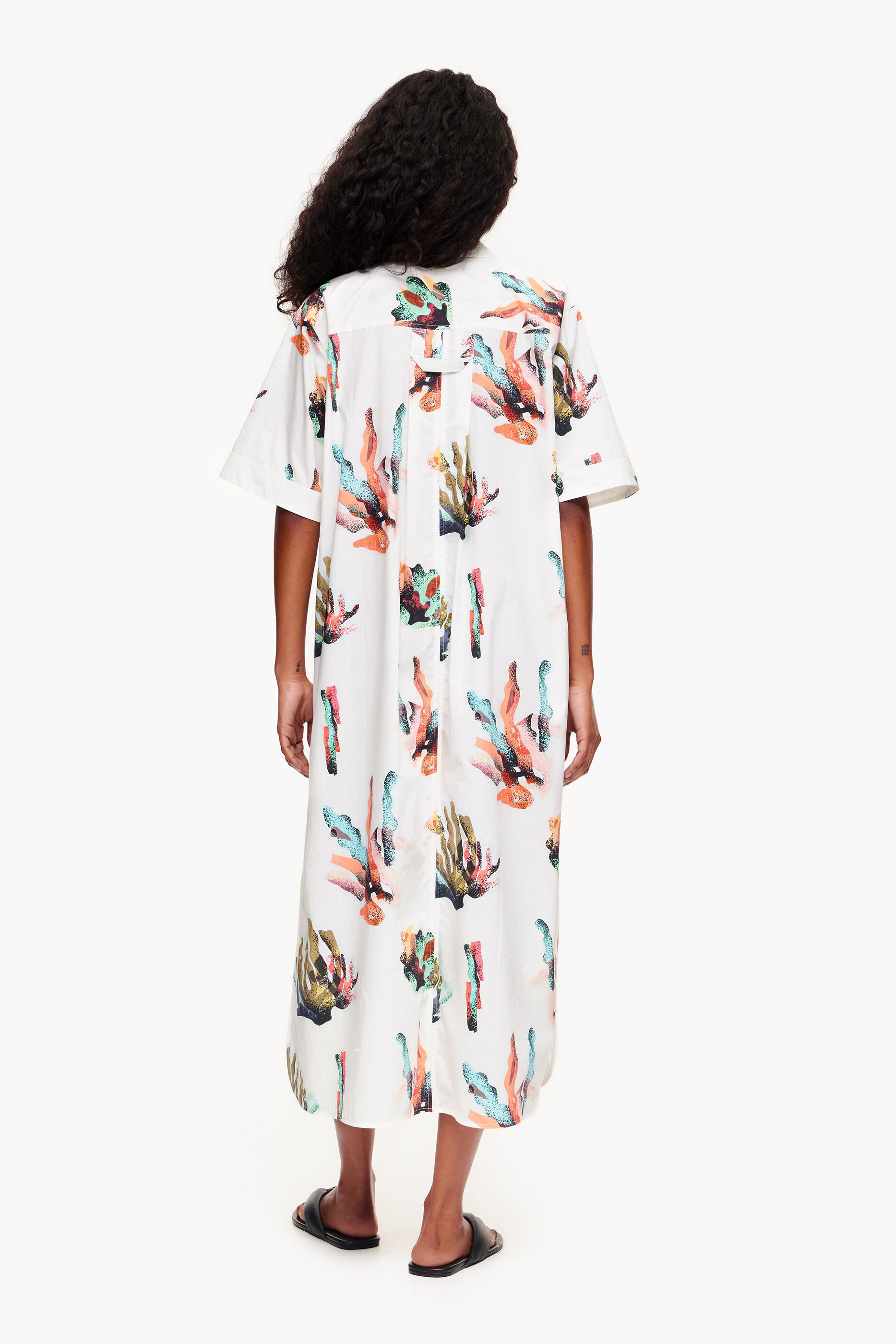 Vestido camiseiro com estampa coral e marfim