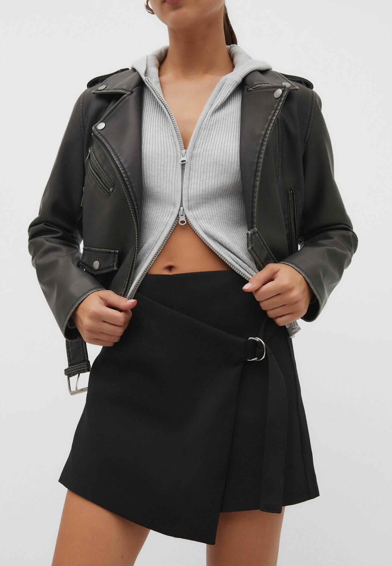 Saia-calça cruzada com fivela