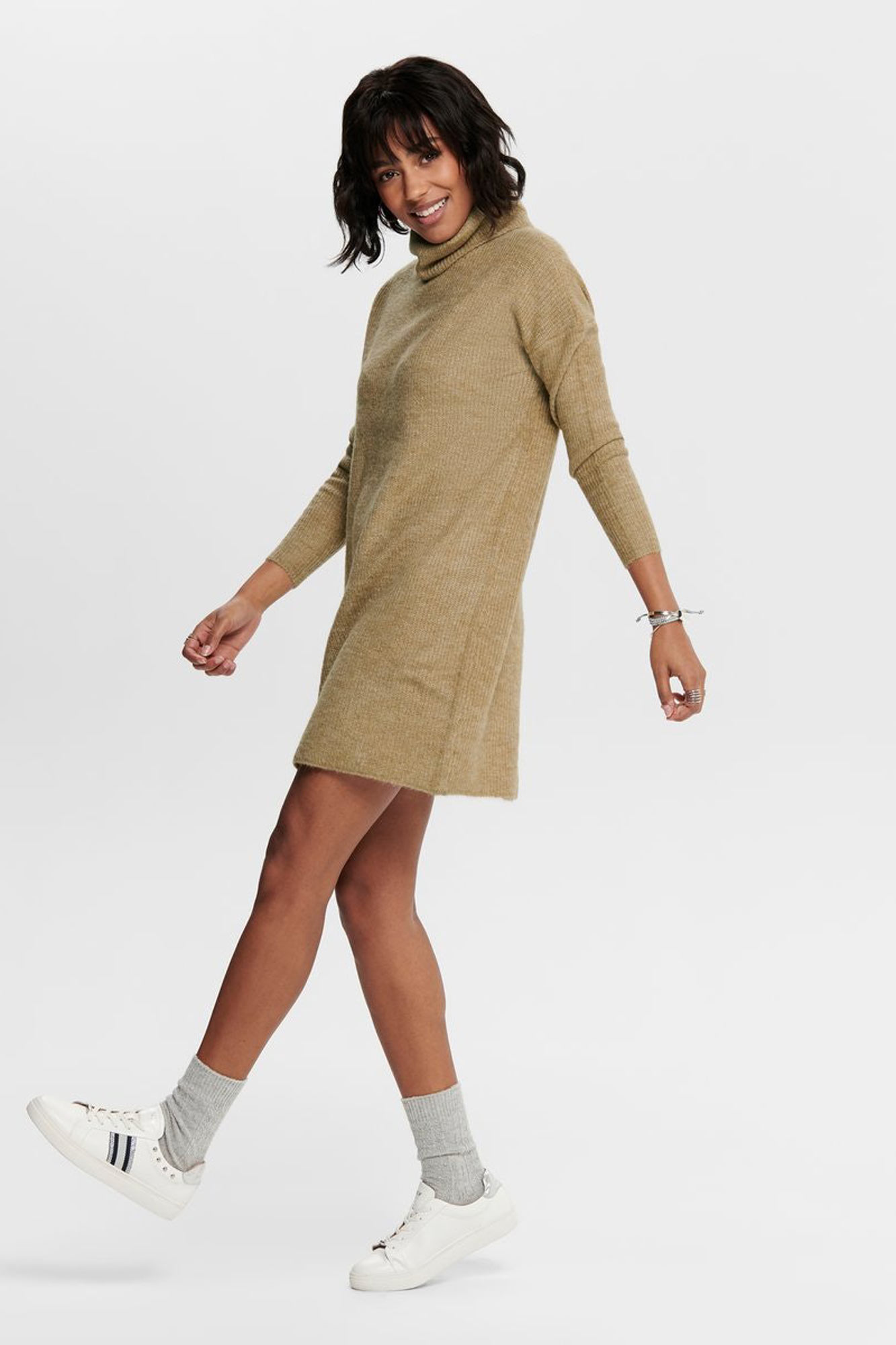 Vestido curto com gola alta