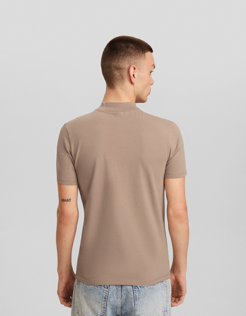 Camiseta de manga curta e gola alta
