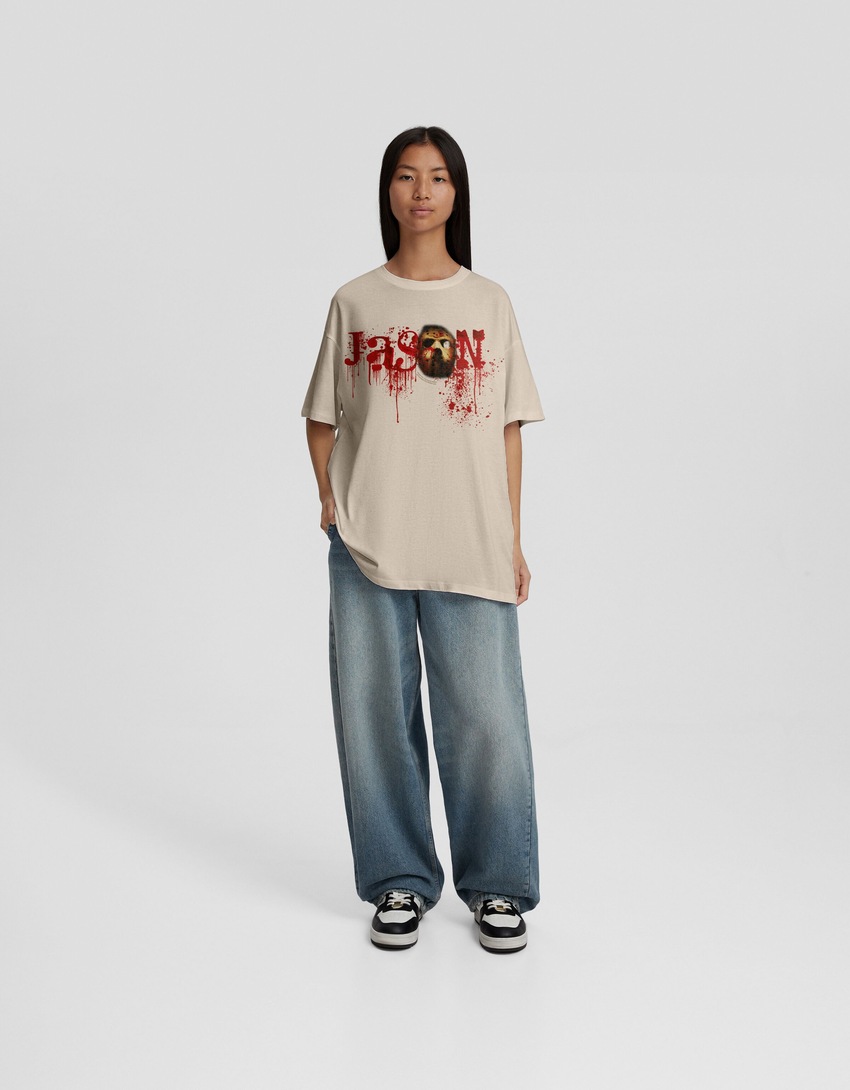 Camiseta de manga curta com estampa de Sexta-Feira 13 e modelagem quadrada.
