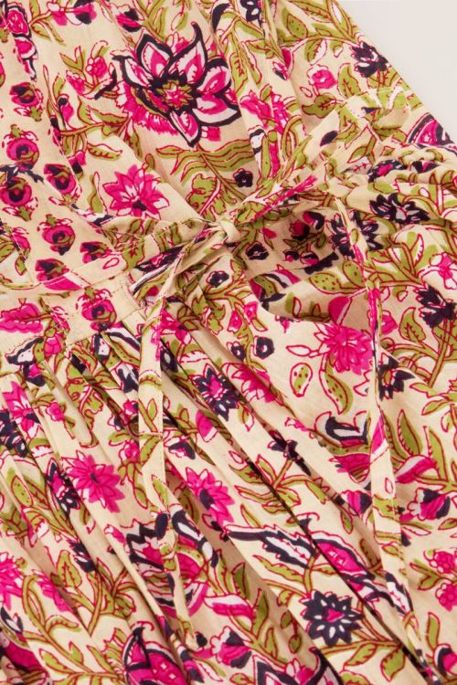 Beige jurk met roze en groene bloemenprint
