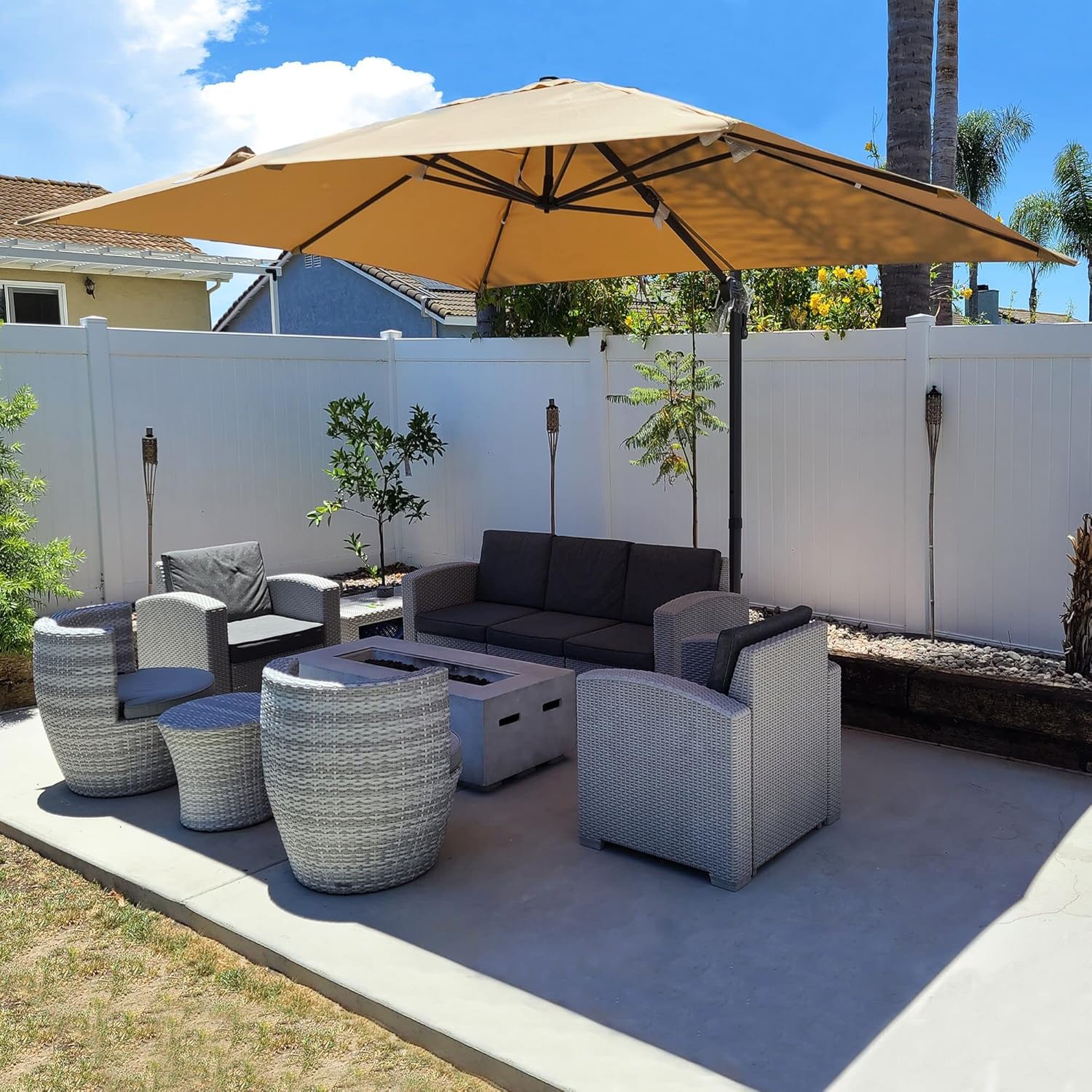 PURPLE LEAF Sonnenschirm 270 x 270 cm Groß Ampelschirm mit Kurbel 360-Grad Drehbar mit Fußpedal und Kreuzsockel für Terrasse, Balkon Sonnenschutz, Beige