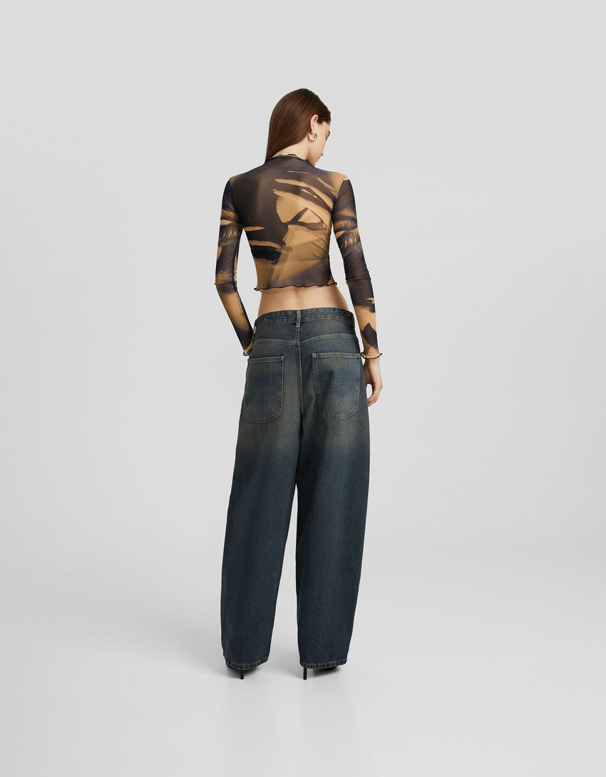 calça jeans estilo skater com efeito desbotado
