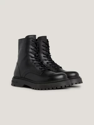 Botas de cano médio com cadarço e logo em relevo