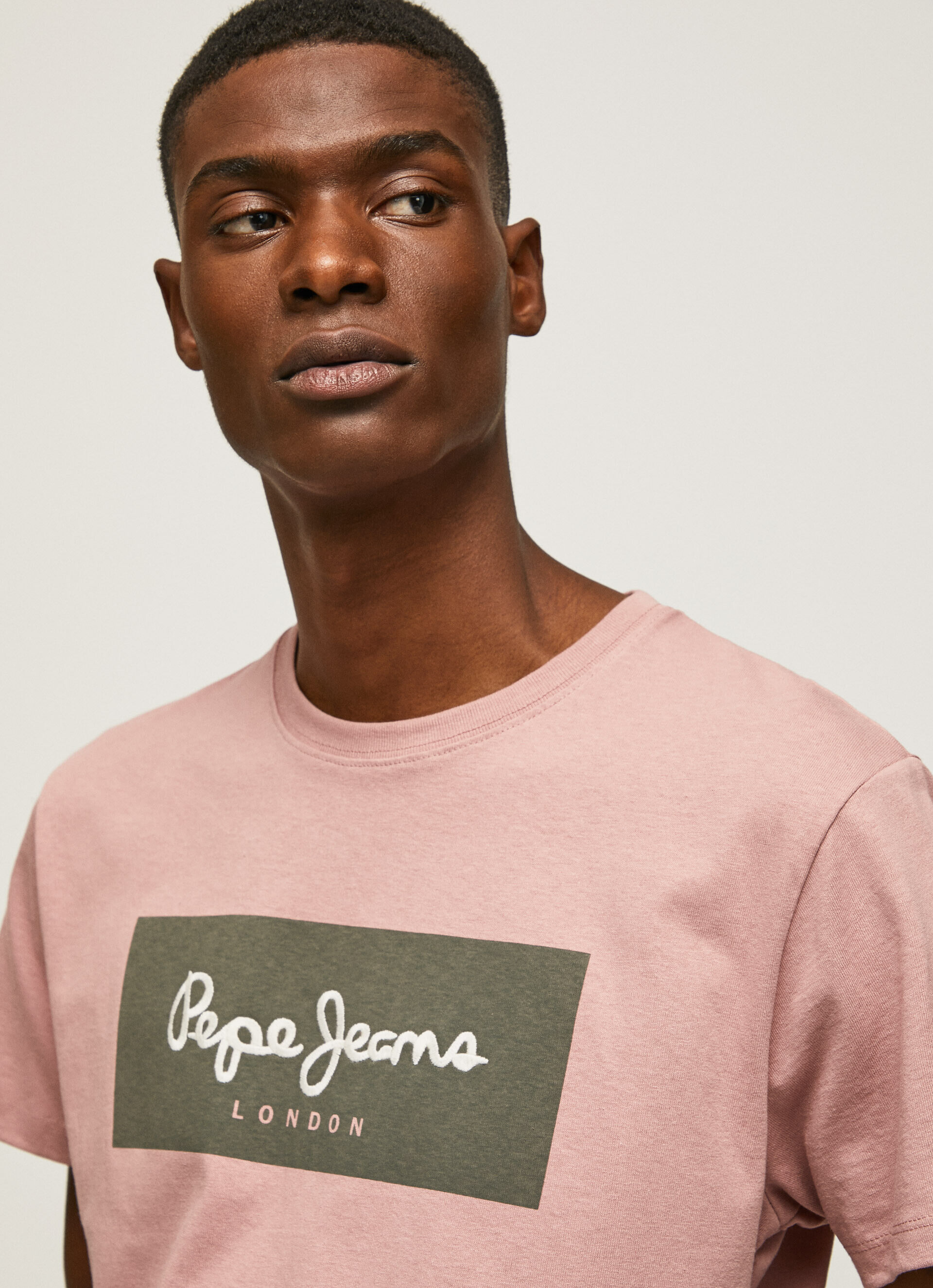 Camiseta de algodão com logo bordado - rosa claro